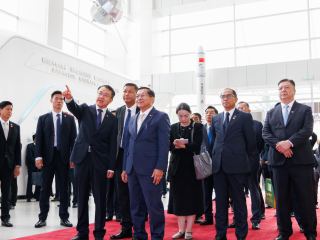 မြန်မာနိုင်ငံ သမ္မတ ဦးမင်းအောင်လှိုင် တရုတ်အာကာသသိပ္ပံနှင့် နည်းပညာကော်ပိုရေးရှင်းသို့ သွားရောက်လေ့လာကြည့်ရှု