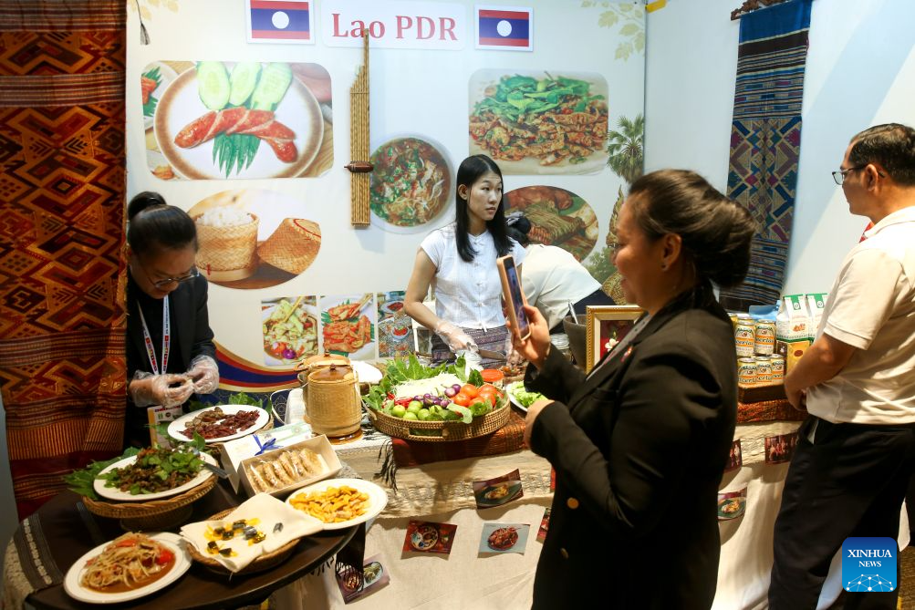 မြန်မာနိုင်ငံ ရန်ကုန်မြို့တွင် ကျင်းပသည့် မဲခေါင် ခရီးသွားလုပ်ငန်းဖိုရမ် ၂၀၂၆ ၌ ပြခန်းတစ်ခုသို့ လာရောက်လေ့လာနေသူများကို ၂၀၂၆ ခုနှစ် ဇွန် ၁၇ ရက်က တွေ့ရစဉ် (ဆင်ဟွာ)