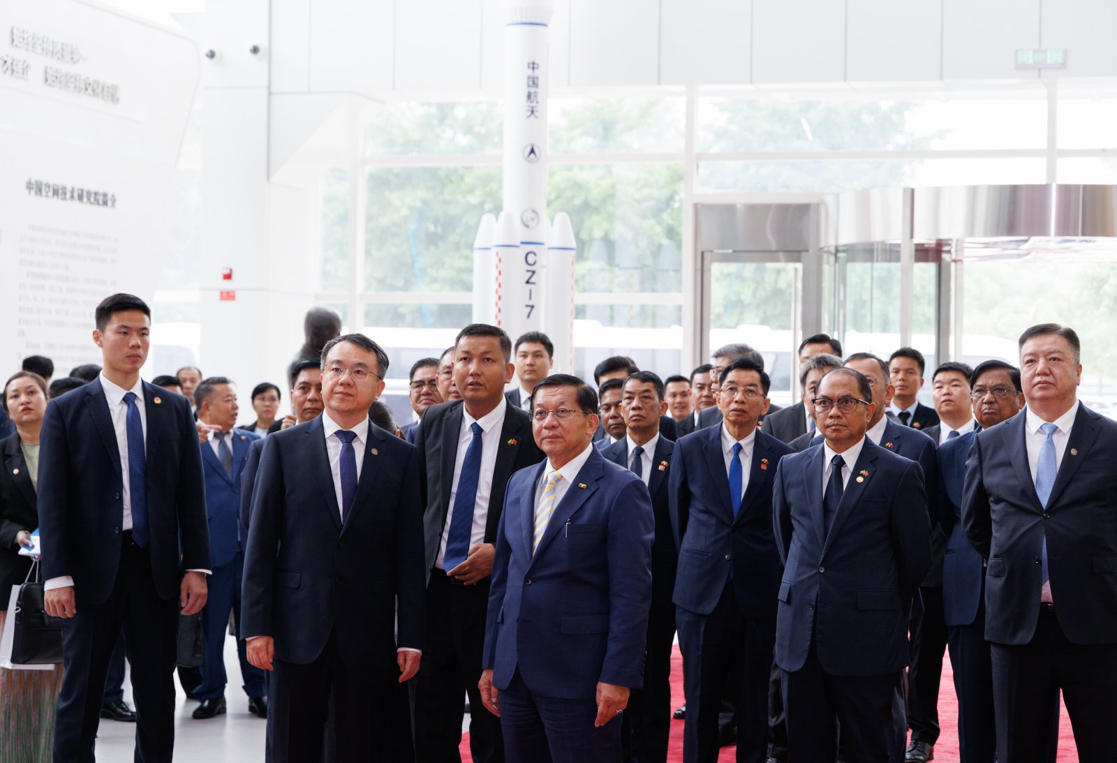 တရုတ်နိုင်ငံသို့ နိုင်ငံတော်ခရီးစဉ်ရောက်နေသည့် မြန်မာနိုင်ငံ သမ္မတ ဦးမင်းအောင်လှိုင် တရုတ်အာကာသသိပ္ပံနှင့် နည်းပညာကော်ပိုရေးရှင်းလက်အောက်ရှိ တရုတ်အာကာသနည်းပညာအကယ်ဒမီသို့ ၂၀၂၆ ခုနှစ် ဇွန် ၁၅ ရက် ညနေပိုင်းတွင် သွားရောက်လေ့လာကြည့်ရှုစဉ်(ဆင်ဟွာ)