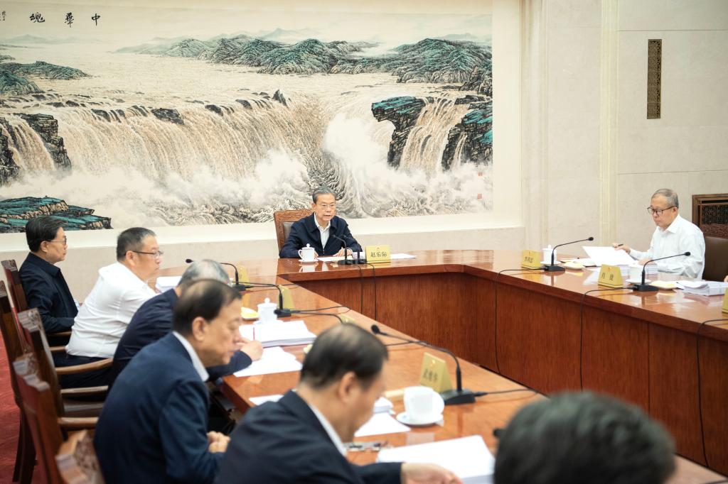 တရုတ်ပြည်လုံးဆိုင်ရာ ပြည်သူ့ကွန်ဂရက် (NPC) အမြဲတမ်းကော်မတီ ဥက္ကဋ္ဌ ကျောက်လဲ့ကျိ တရုတ်နိုင်ငံ မြို့တော်ပေကျင်းရှိ ပြည်သူ့ခန်းမဆောင်၌ ၁၄ ကြိမ်မြောက် NPC အမြဲတမ်းကော်မတီ၏ ၆၈ ကြိမ်မြောက် သဘာပတိများကောင်စီ အစည်းအဝေးအား သဘာပတိအဖြစ် ကြီးမှူးကျင်းပနေပုံကို ၂၀၂၆ ခုနှစ် ဇွန် ၁၆ ရက်က တွေ့ရစဉ် (ဆင်ဟွာ)