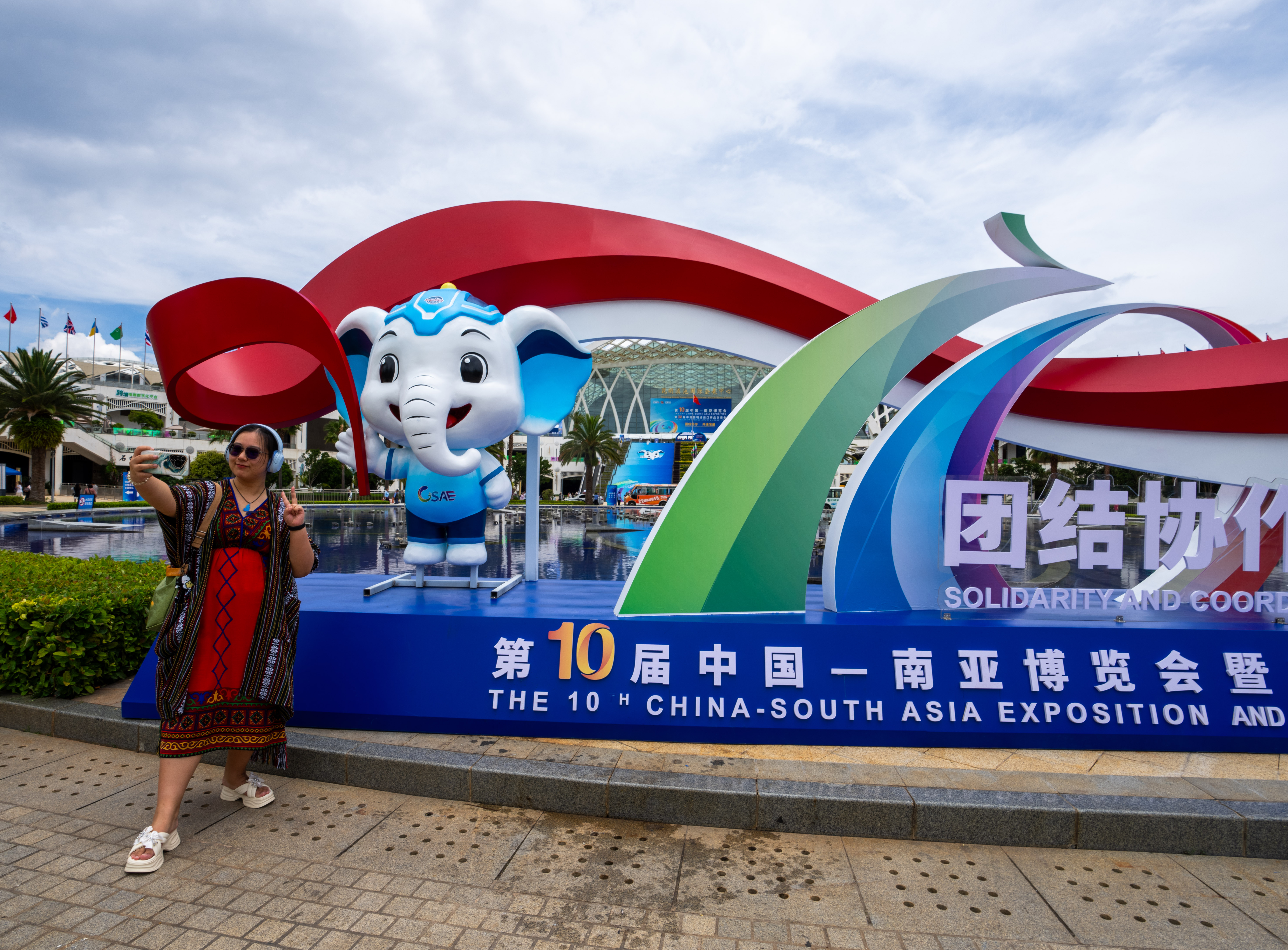 တရုတ်နိုင်ငံ ကူမင်းမြို့၌ကျင်းပသော ၁၀ ကြိမ်မြောက် တရုတ်-တောင်အာရှ ကုန်စည်ပြပွဲတွင် အမှတ်တရဓာတ်ပုံရိုက်ကူးနေသော ခရီးသွားဧည့်သည်ကို ၂၀၂၆ ခုနှစ် ဇွန် ၁၆ ရက်က တွေ့ရစဉ် (ဆင်ဟွာ)