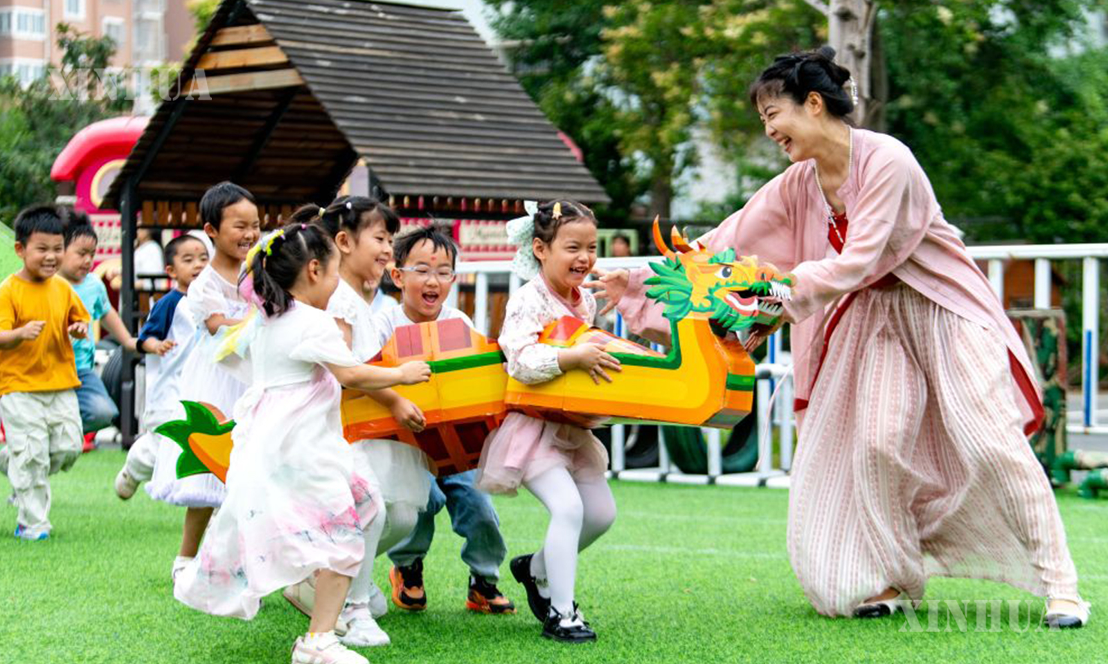 တရုတ်နိုင်ငံ ကျန်းဆူးပြည်နယ် ထိုက်ရှင်းခရိုင်မြို့ ယွိဟုန်မူကြိုကျောင်း ရှီးယွမ်ကျောင်းခွဲတွင် ကျင်းပသော တွမ်းဝူပွဲတော် မိဘနှင့်ကလေးများ အစီအစဉ်လှုပ်ရှားမှုအတွင်း နဂါးလှေလှော်ပြိုင်ပွဲ ကစားနည်း ကစားနေသော ကလေးငယ်များကို ၂၀၂၆ ခုနှစ် ဇွန် ၁၈ ရက်က တွေ့ရစဉ် (ဆင်ဟွာ)