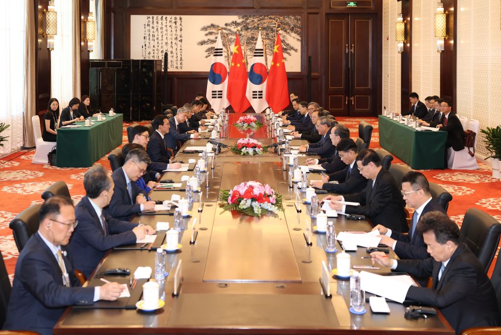 တရုတ်နိုင်ငံ ဝန်ကြီးချုပ် လီချန်သည် တရုတ်နိုင်ငံ အရှေ့မြောက်ပိုင်း လျောင်နင်ပြည်နယ် တာ့လျန်မြို့၌ ၁၇ ကြိမ်မြောက် ချန်ပီယံသစ်များ နှစ်ပတ်လည်အစည်းအဝေး တက်ရောက်နေသည့် တောင်ကိုရီးယားနိုင်ငံ (ROK) ဝန်ကြီးချုပ် ကင်မင်ဆော့နှင့် တွေ့ဆုံနေပုံကို ၂၀၂၆ ခုနှစ် ဇွန် ၂၃ ရက် တွေ့ရစဉ် (ဆင်ဟွာ)