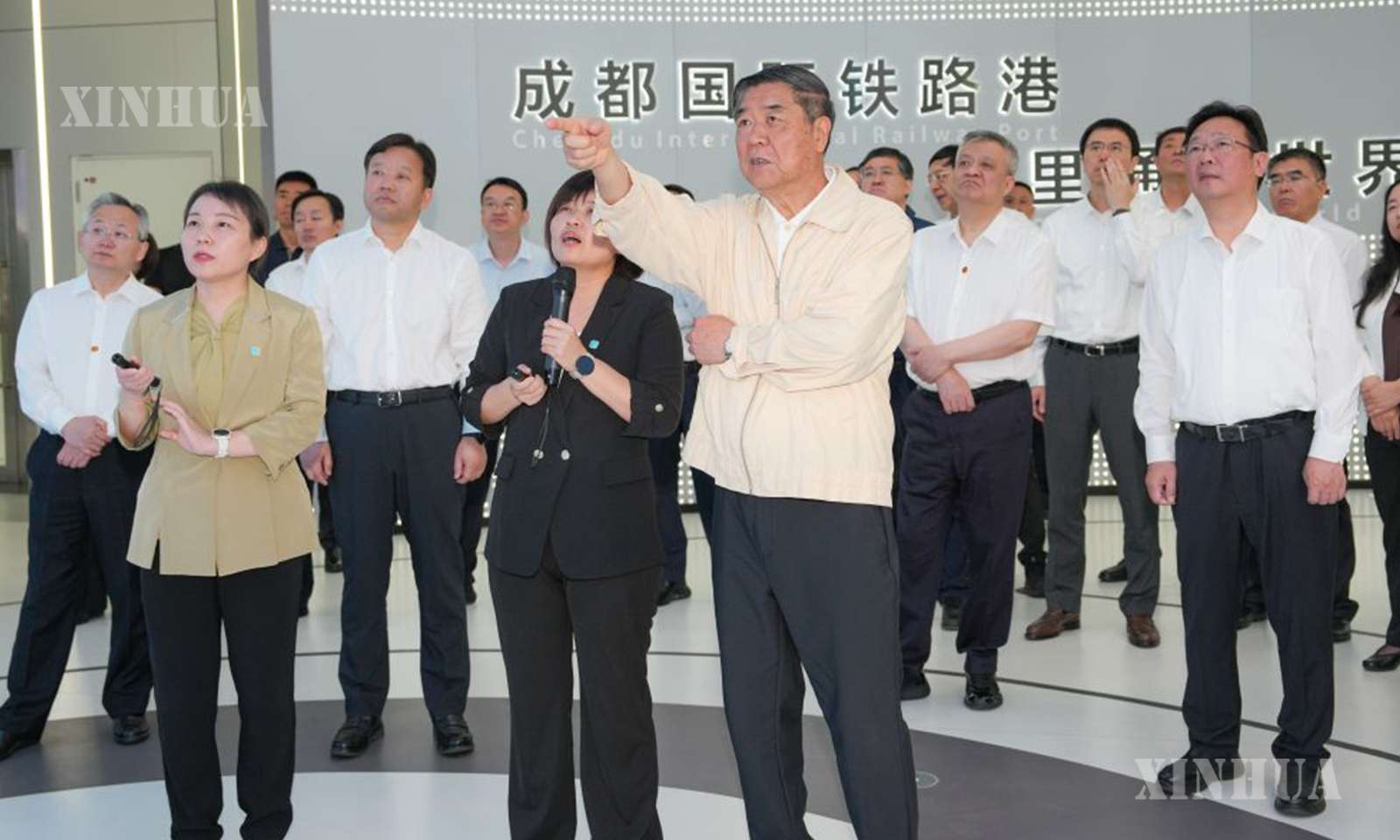 တရုတ်ကွန်မြူနစ်ပါတီ ဗဟိုကော်မတီ နိုင်ငံရေးဗျူရိုအဖွဲ့ဝင်၊ တရုတ်နိုင်ငံ ဒုတိယဝန်ကြီးချုပ် ဟယ်လိဖုန်း တရုတ်နိုင်ငံ အနောက်တောင်ပိုင်း စီချွမ်းပြည်နယ်ရှိ ချိန်တူး နိုင်ငံတကာ ရထားလမ်းဆိပ်ကမ်းသို့ သွားရောက်စစ်ဆေးနေပုံကို ၂၀၂၆ ခုနှစ် ဇွန် ၂၆ ရက်က တွေ့ရစဉ် (ဆင်ဟွာ)