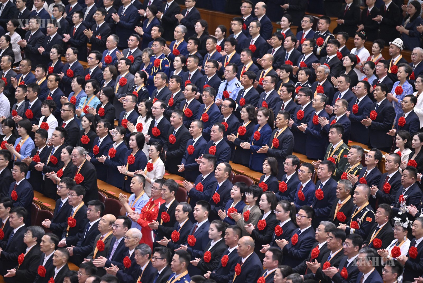 တရုတ်ကွန်မြူနစ်ပါတီ တည်ထောင်ခြင်း ၁၀၅ နှစ်ပြည့် အထိမ်းအမှတ် အခမ်းအနားအား ပေကျင်းမြို့ ပြည်သူ့ခန်းမဆောင်၌ ၂၀၂၆ ခုနှစ် ဇူလိုင် ၁ ရက် နံနက် ၁၀ နာရီက ခမ်းနားစွာ ကျင်းပစဉ် (ဆင်ဟွာ)