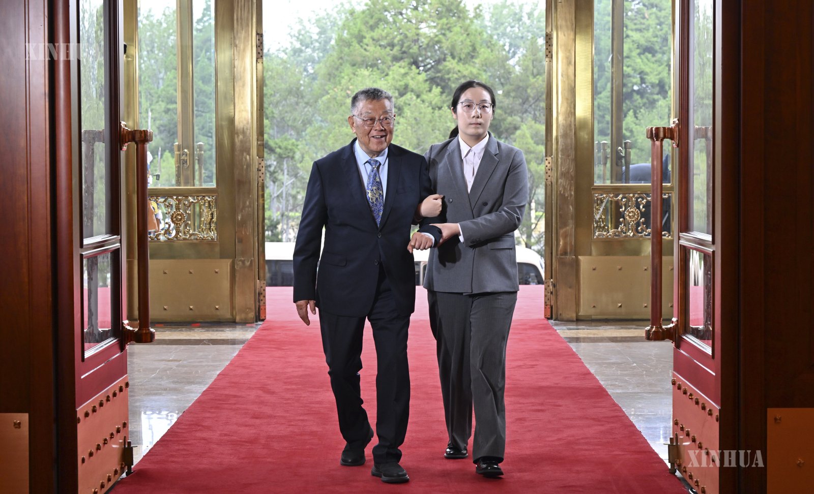 တရုတ်နိုင်ငံ မြို့တော် ပေကျင်းရှိ ပြည်သူ့ခန်းမဆောင်အတွင်း ဝင်ရောက်လာသော ဇူလိုင် ၁ ရက် ဆုတံဆိပ်လက်ခံရရှိသူ ကျောက်ရာ့ဖူးအား ၂၀၂၆ ခုနှစ် ဇူလိုင် ၁ ရက်က တွေ့ရစဉ် (ဆင်ဟွာ)