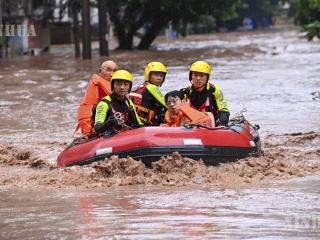 ရှီက ရေကြီးရေလျှံမှုထိန်းချုပ်ရေး၊ မိုးခေါင်ရေရှားမှု လျော့ပါးရေးဆိုင်ရာ အစည်းအဝေး ကြီးမှူးကျင်းပ