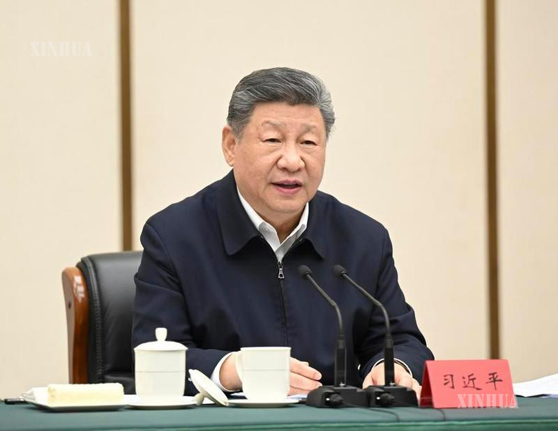 တရုတ်ကွန်မြူနစ်ပါတီ ဗဟိုကော်မတီ အထွေထွေအတွင်းရေးမှူးချုပ်၊ တရုတ်နိုင်ငံ သမ္မတနှင့် ဗဟိုစစ်ကော်မရှင် ဥက္ကဋ္ဌ ရှီကျင့်ဖိန် တရုတ်နိုင်ငံ မြောက်ပိုင်း ဟဲပေပြည်နယ် ရှုံအန်းဧရိယာသစ်၌ ရှုံအန်းဧရိယာသစ် အရည်အသွေးမြင့်မားစွာ တည်ဆောက်မှုနှင့် ဖွံ့ဖြိုးတိုးတက်မှုအတွက် တစ်ဆင့်တိုး ဆောင်ရွက်ရေးဆိုင်ရာ ဆွေးနွေးပွဲကို သဘာပတိအဖြစ် ကြီးမှူးကျင်းပနေပုံကို ၂၀၂၆ ခုနှစ် မတ် ၂၃ ရက်က တွေ့ရစဉ် (ဆင်ဟွာ)