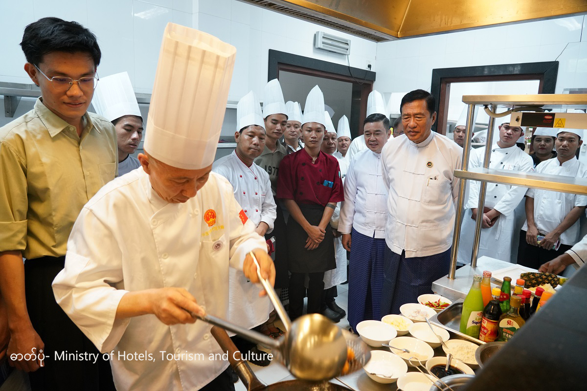 မြန်မာနိုင်ငံ နေပြည်တော်နှင့် မန္တလေးတိုင်းဒေသကြီး၌ ဇွန် ၂၉ ရက်က စတင်ဖွင့်လှစ်လိုက်သော တရုတ်အစားအစာ ချက်ပြုတ်နည်းသင်တန်းတွင် ချက်ပြုတ်ပြင်ဆင်နေပုံကို တွေ့ရစဉ် (ဓာတ်ပုံ- Ministry of Hotels, Tourism and Culture)