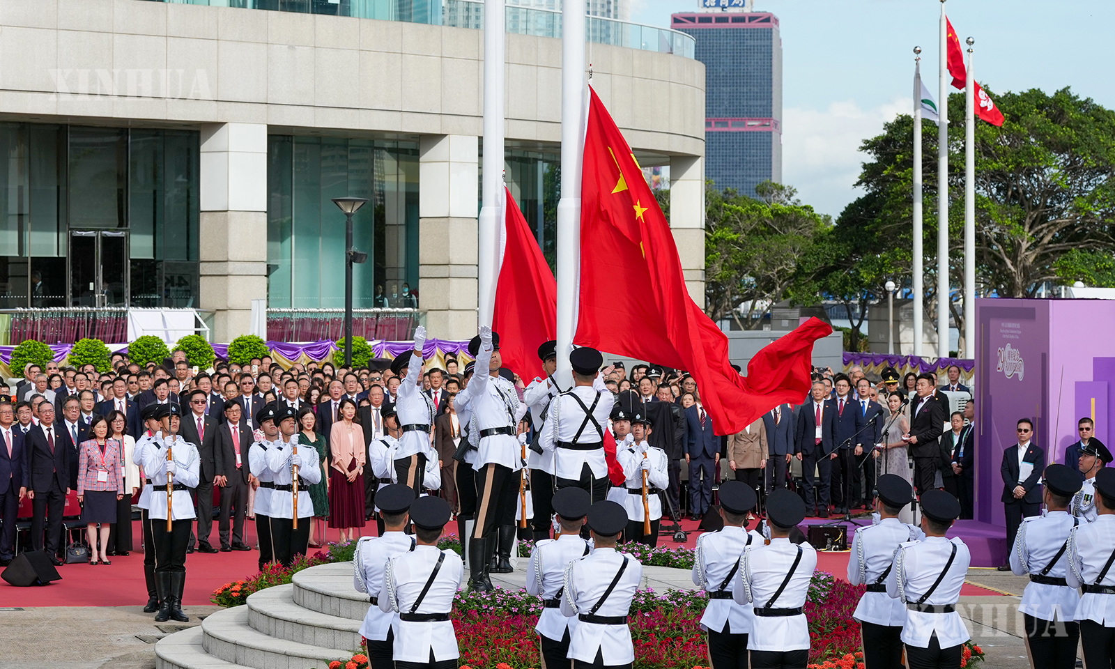 တရုတ်နိုင်ငံ တောင်ပိုင်း ဟောင်ကောင်ဒေသ၌ အမိမြေသို့ ဟောင်ကောင်ပြန်လည်ရောက်ရှိခြင်း ၂၉ နှစ်မြောက် နှစ်ပတ်လည် အထိမ်းအမှတ်အဖြစ် ဟောင်ကောင်အထူးအုပ်ချုပ်ခွင့်ရဒေသ (HKSAR) အစိုးရက အလံတင်အခမ်းအနား ကျင်းပနေပုံကို ၂၀၂၆ ခုနှစ် ဇူလိုင် ၁ ရက်က တွေ့ရစဉ် (ဆင်ဟွာ)