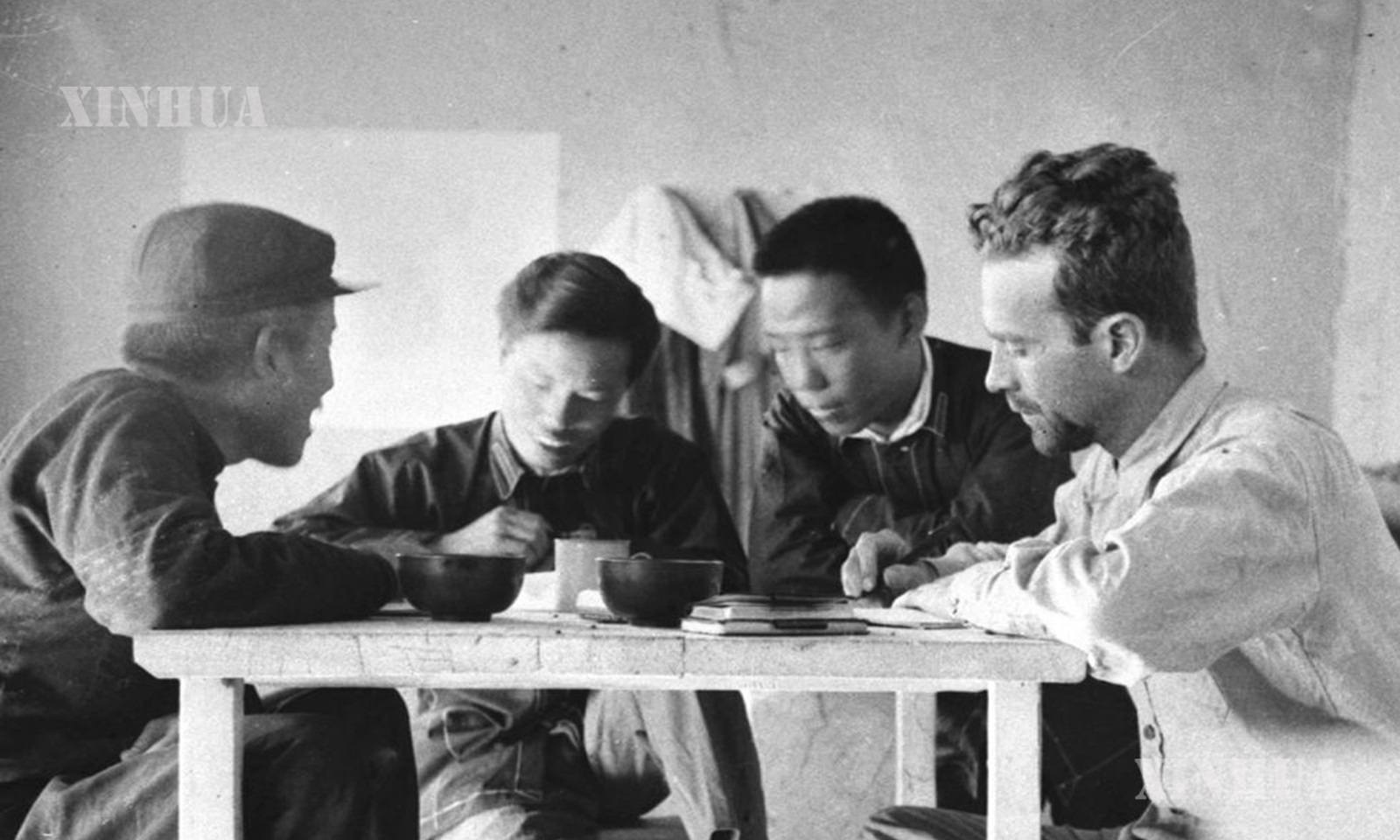 Edgar Snow (ယာ၊ ပထမ) အား တရုတ်နိုင်ငံ ဆန်ရှီးပြည်နယ်မြောက်ပိုင်း တော်လှန်ရေးအခြေစိုက်စခန်း၌ ၁၉၃၆ ခုနှစ်က တွေ့ရစဉ် (ဆင်ဟွာ)