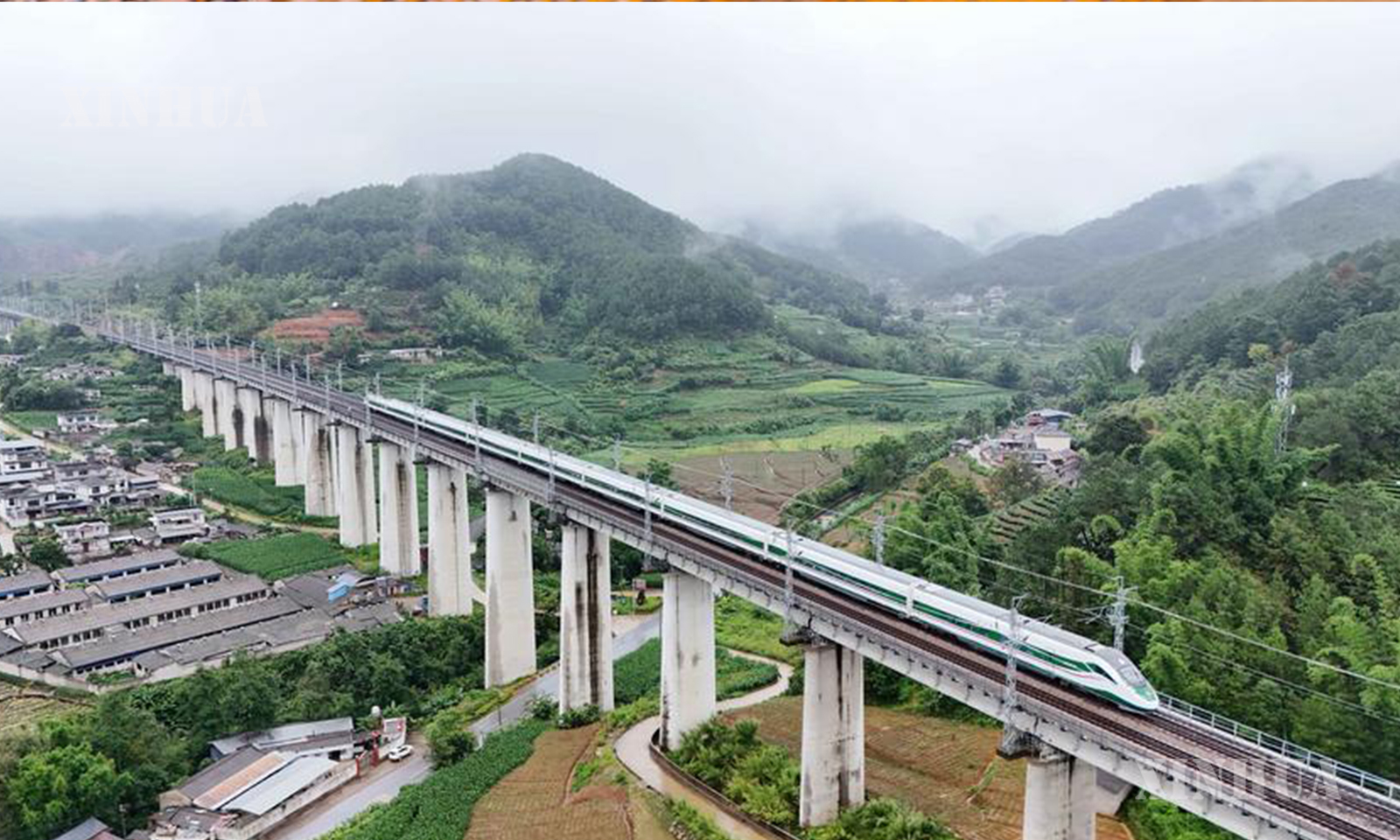 တရုတ်နိုင်ငံ အနောက်တောင်ပိုင်း ယူနန်ပြည်နယ် ဖူအယ်မြို့၊ နင်းအယ် ဟားနီနှင့် ယီ တိုင်းရင်းသားကိုယ်ပိုင်အုပ်ချုပ်ခွင့်ရခရိုင်တွင် ပြေးဆွဲနေသော မြန်နှုန်းမြင့်ရထားတစ်စင်းကို ၂၀၂၆ ခုနှစ် ဇွန် ၃၀ ရက်က တွေ့ရစဉ် (ဆင်ဟွာ)