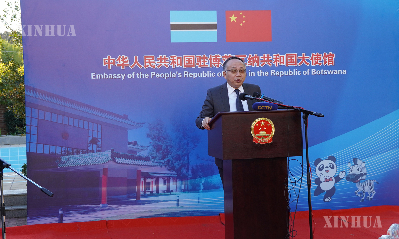 ဘော့ဆွာနာနိုင်ငံမြို့တော် ဂါဘရွန်နေတွင် ကျင်းပသော ဘော့ဆွာနာနိုင်ငံသို့ လာရောက်ကူညီသည့် တရုတ်ဆေးဘက်ဆိုင်ရာအဖွဲ့အား ကြိုဆိုနှုတ်ဆက်သည့် ဧည့်ခံပွဲ အခမ်းအနား၌ ဘော့ဆွာနာနိုင်ငံဆိုင်ရာ တရုတ်နိုင်ငံသံအမတ်ကြီး ဖန့်ယုံက အမှာစကားပြောကြားနေသည်ကို ၂၀၂၆ ခုနှစ် ဇူလိုင် ၂ ရက်က တွေ့ရစဉ် (ဆင်ဟွာ)