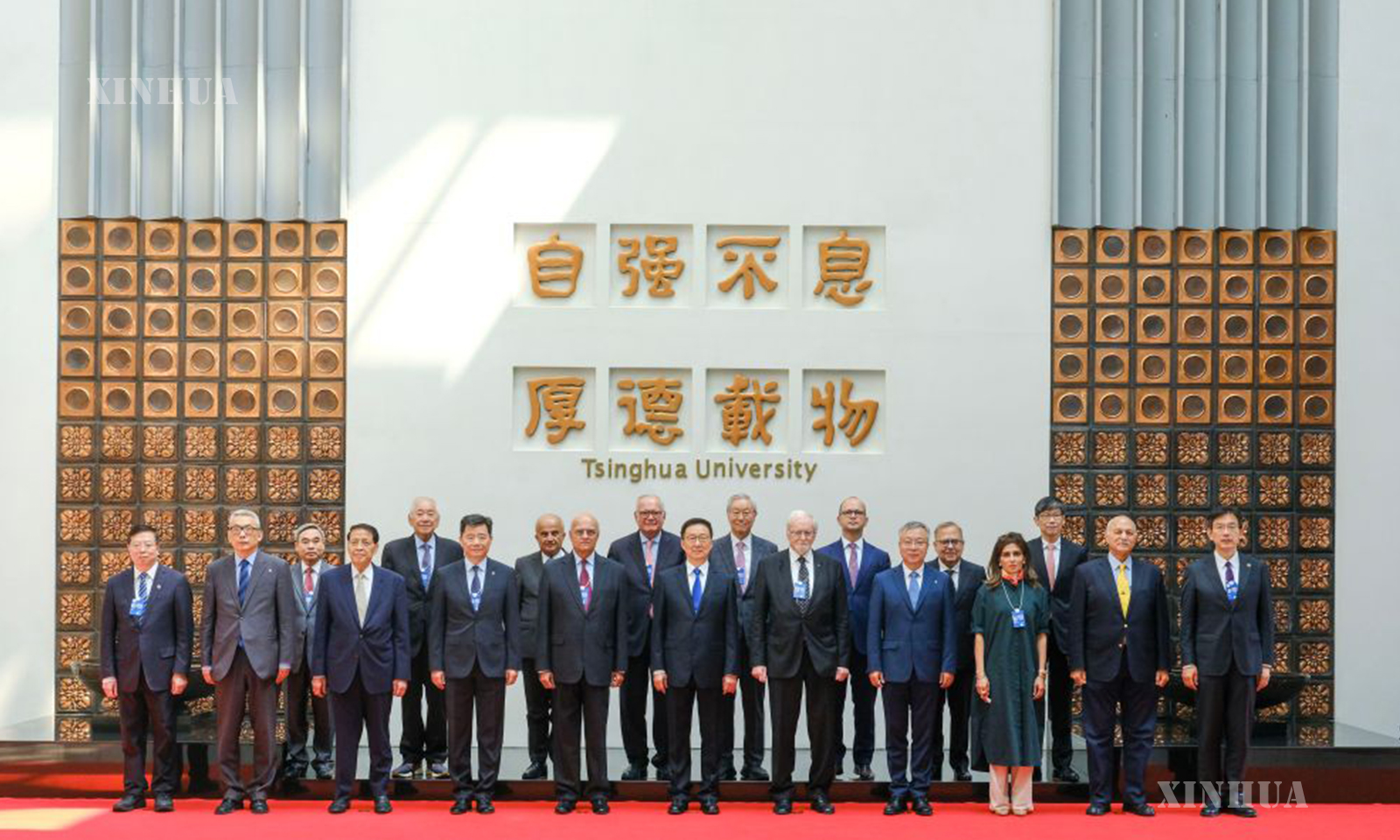 တရုတ်နိုင်ငံ မြို့တော်ပေကျင်းရှိ Tsinghua တက္ကသိုလ်တွင် ကျင်းပသည့် ၁၄ ကြိမ်မြောက် ကမ္ဘာ့ငြိမ်းချမ်းရေးဖိုရမ် ဖွင့်ပွဲအခမ်းအနားမတိုင်မီ ဧည့်သည်တော်များနှင့်အတူ အဖွဲ့လိုက်အမှတ်တရဓာတ်ပုံ ရိုက်ကူးနေသည့် တရုတ်နိုင်ငံ ဒုတိယသမ္မတ ဟန်ကျိန့်ကို ၂၀၂၆ ခုနှစ် ဇူလိုင် ၃ ရက်က တွေ့ရစဉ် (ဆင်ဟွာ)