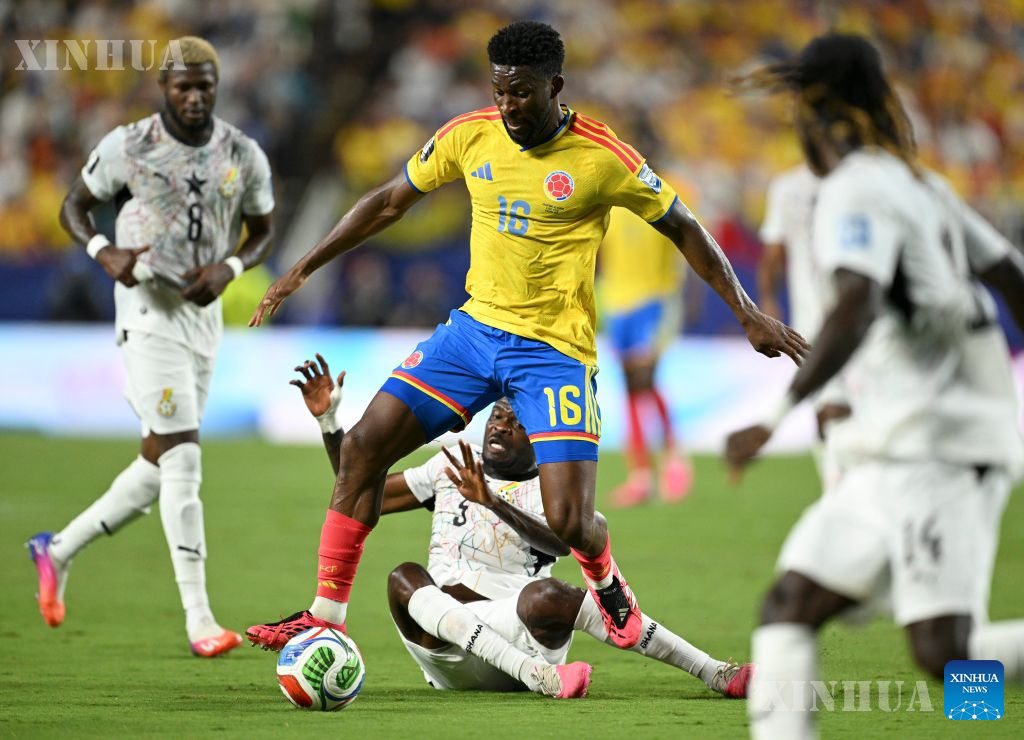 အမေရိကန်နိုင်ငံ ကန်ဆက်စီးတီးမြို့တွင် ၂၀၂၆ ခုနှစ် ဇူလိုင် ၃ ရက်က ကိုလံဘီယာအသင်းနှင့် ဂါနာအသင်းတို့ ယှဉ်ပြိုင်ကစားသည့် ၂၀၂၆ ခုနှစ် ဖီဖာကမ္ဘာ့ဖလား ၃၂ သင်းအဆင့်ပွဲစဉ်အတွင်း ကိုလံဘီယာအသင်းမှ ဂျက်ဖာဆန် လာမာ (အလယ်) နှင့် ဂါနာအသင်းမှ သောမတ်စ်ပါတေး (အောက်) တို့ ဘောလုံးယှဉ်လုနေစဉ် (ဆင်ဟွာ)