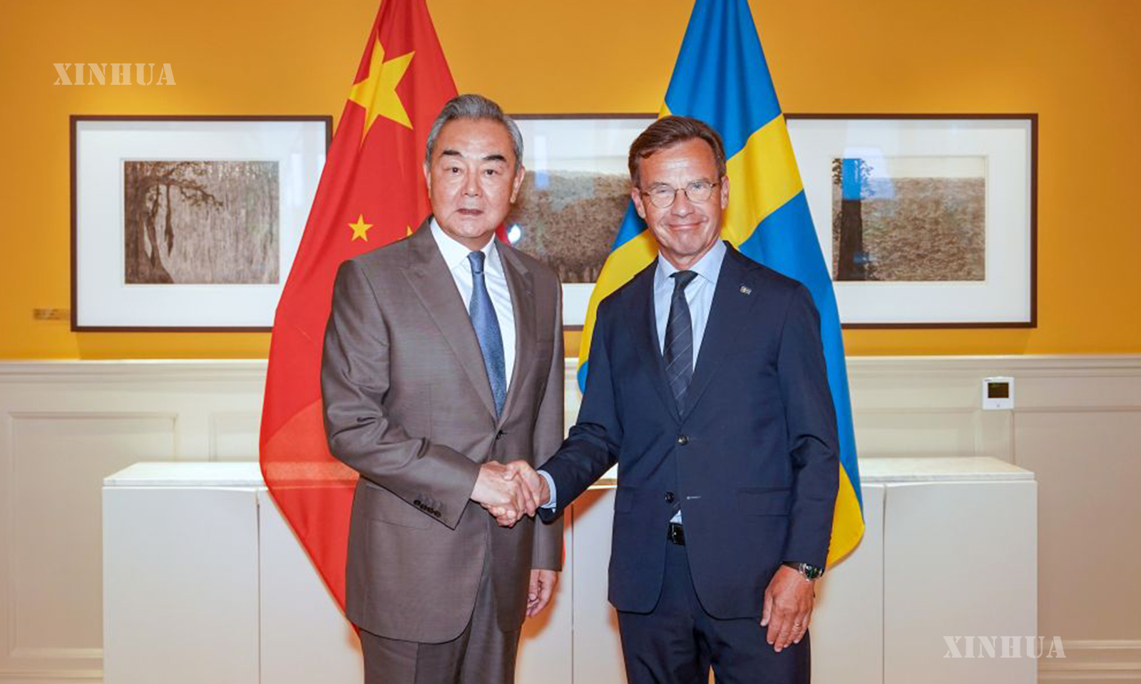တရုတ်ကွန်မြူနစ်ပါတီ ဗဟိုကော်မတီ နိုင်ငံရေးဗျူရိုအဖွဲ့ဝင်၊ တရုတ်နိုင်ငံခြားရေးဝန်ကြီး ဝမ်ရိနှင့် ဆွီဒင်နိုင်ငံ ဝန်ကြီးချုပ် အူလ်ဖ် ခရစ်စတာဆင်တို့ ဆွီဒင်နိုင်ငံ စတော့ဟုမ်းမြို့၌ ၂၀၂၆ ခုနှစ် ဇူလိုင် ၄ ရက်က တွေ့ဆုံစဉ် (ဆင်ဟွာ)