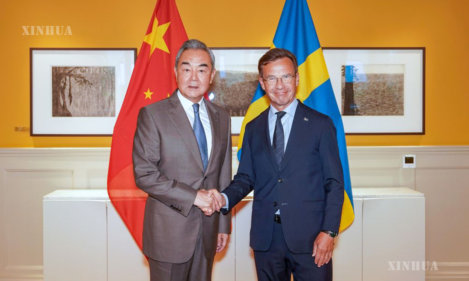တရုတ်ကွန်မြူနစ်ပါတီ ဗဟိုကော်မတီ နိုင်ငံရေးဗျူရိုအဖွဲ့ဝင်၊ တရုတ်နိုင်ငံ နိုင်ငံခြားရေးဝန်ကြီး ဝမ်ရိနှင့် ဆွီဒင်နိုင်ငံ နိုင်ငံခြားရေးဝန်ကြီး Ulf Kristersson တို့ ဆွီဒင်နိုင်ငံ မြို့တော်စတော့ဟုမ်းတွင် ၂၀၂၆ ခုနှစ် ဇူလိုင် ၄ ရက်၌ တွေ့ဆုံဆွေးနွေးစဉ် (ဆင်ဟွာ)