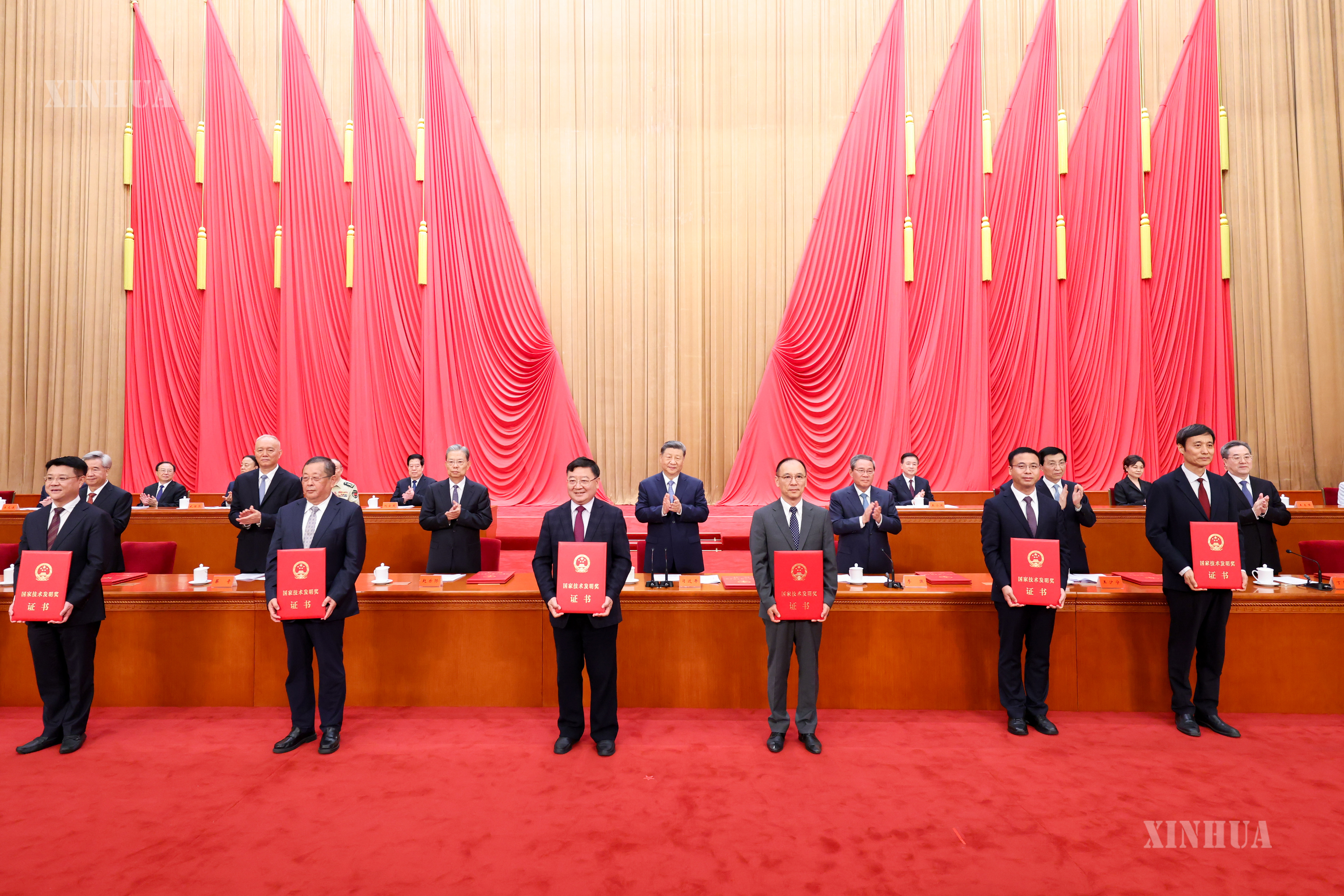 ရှီကျင့်ဖိန် စသည့် ပါတီနှင့် နိုင်ငံအကြီးအကဲများက ထိပ်တန်းဆုရရှိသူ နှစ်ဦးနှင့်အတူ အမျိုးသားသဘာဝသိပ္ပံဆု၊ အမျိုးသားနည်းပညာတီထွင်မှုဆု၊ အမျိုးသားသိပ္ပံနှင့် နည်းပညာတိုးတက်မှုဆုနှင့် တရုတ်ပြည်သူ့သမ္မတနိုင်ငံ နိုင်ငံတကာ သိပ္ပံနှင့်နည်းပညာ ပူးပေါင်းဆောင်ရွက်မှုဆု ရရှိကြသည့် ကိုယ်စားလှယ်များအား ဂုဏ်ပြုမှတ်တမ်းလွှာများ ချီးမြှင့်ပေးအပ်နေသည်ကို ၂၀၂၆ ခုနှစ် ဇူလိုင် ၈ ရက် နံနက်ပိုင်းတွင် တွေ့ရစဉ် (ဆင်ဟွာ)