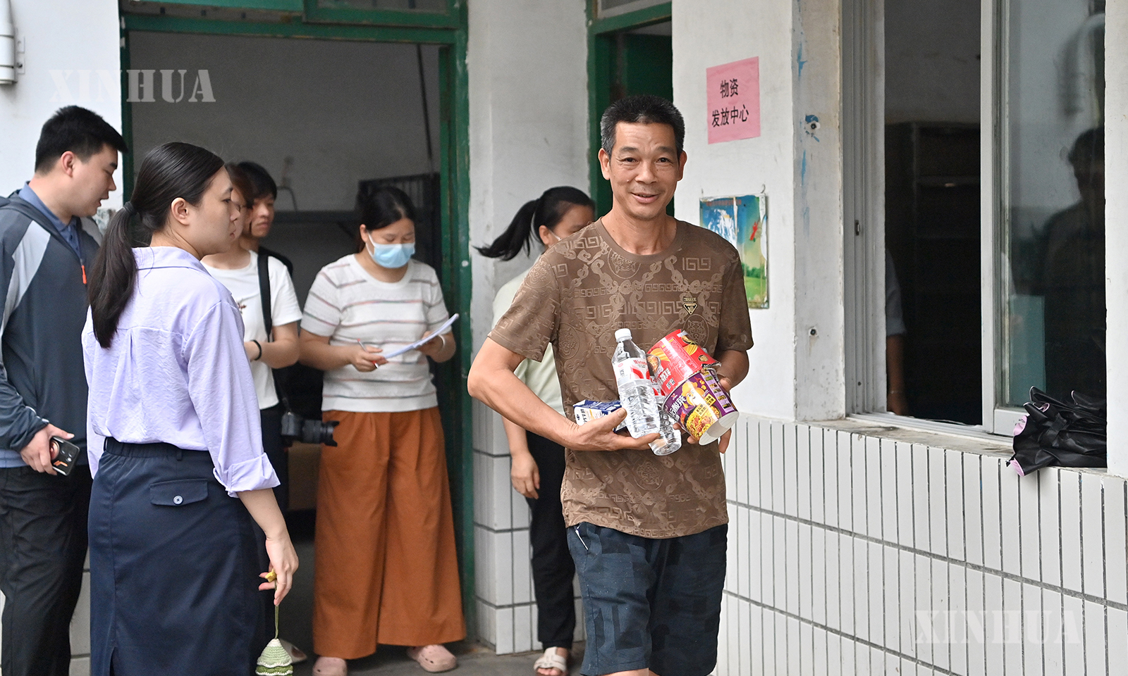 တရုတ်နိုင်ငံ ကွမ်ရှီးဒေသ ကွေ့ကန်မြို့ ထန်ထန်ခရိုင်ရှိ ထန်ထန် အမှတ် ၃ အလယ်တန်းကျောင်း ပြန်လည်နေရာချထားရေးနေရာတွင် လူနေမှု ထောက်ပံ့ပစ္စည်းများလာရောက်ယူဆောင်သော ရေဘေးသင့်ပြည်သူများကို 
၂၀၂၆ ခုနှစ် ဇူလိုင် ၈ ရက်က တွေ့ရစဉ် (ဆင်ဟွာ)
