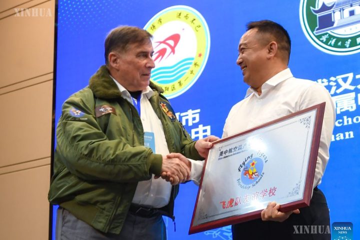 Flying Tiger က တရုတ်နှင့် အမေရိကန် လူငယ်များကို ဆယ်စုနှစ် ရှစ်ခုကြာ ချိတ်ဆက်မှုကို ဆက်လက်ခိုင်မာမြဲမြံစေ