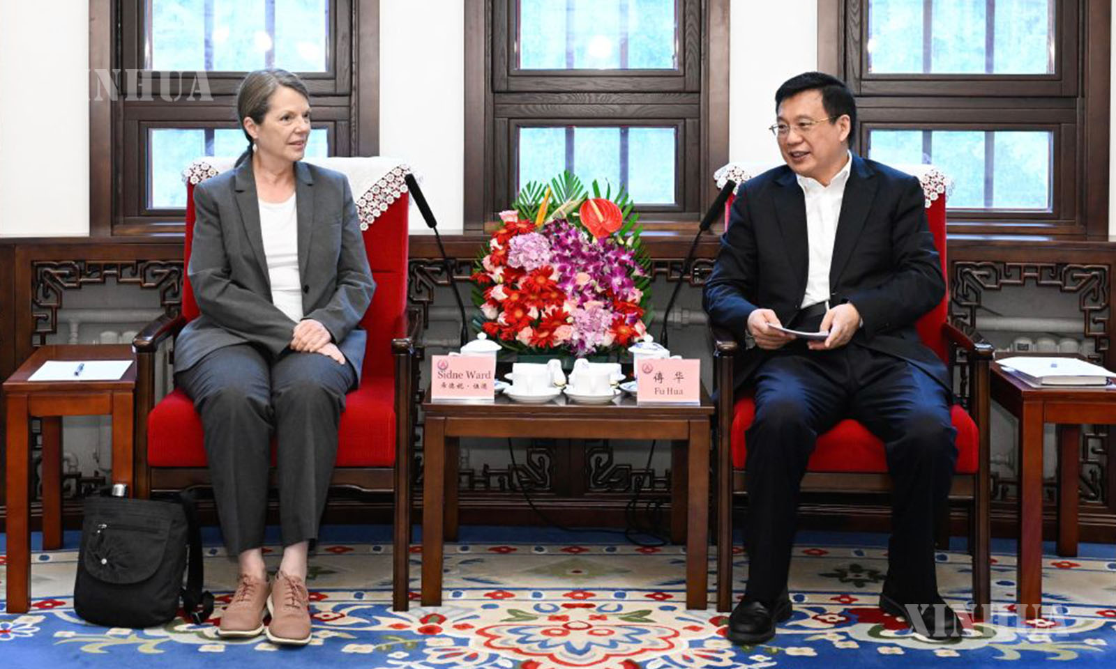 ဆင်ဟွာသတင်းဌာန ဥက္ကဋ္ဌ ဖုဟွာနှင့် အက်ဂါစနိုး အထိမ်းအမှတ်ဖောင်ဒေးရှင်း ဥက္ကဋ္ဌ ဆစ်ဒ်နီ ဝါ့ဒ်တို့ တရုတ်နိုင်ငံ မြို့တော်ပေကျင်း၌ ၂၀၂၆ ခုနှစ် ဇူလိုင် ၉ ရက်က တွေ့ဆုံစဉ် (ဆင်ဟွာ)