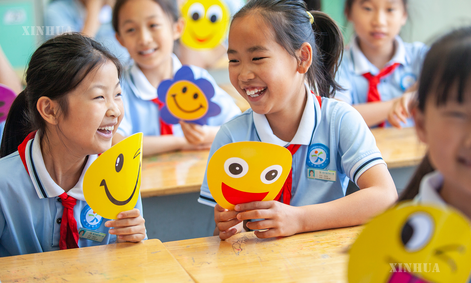 တရုတ်နိုင်ငံ ဆန်းတုန်းပြည်နယ် ကျီးပေါ်မြို့ ကောင်းချင်းခရိုင် စမ်းသပ်မူလတန်းကျောင်းမှ ကျောင်းသူများက အတန်းနားချိန်တွင် အပြုံးမျက်နှာပုံစာရွက်လေးများ ကိုင်ထားသည်ကို ၂၀၂၆ ခုနှစ် မေ ၇ ရက်က တွေ့ရစဉ် (ဆင်ဟွာ)