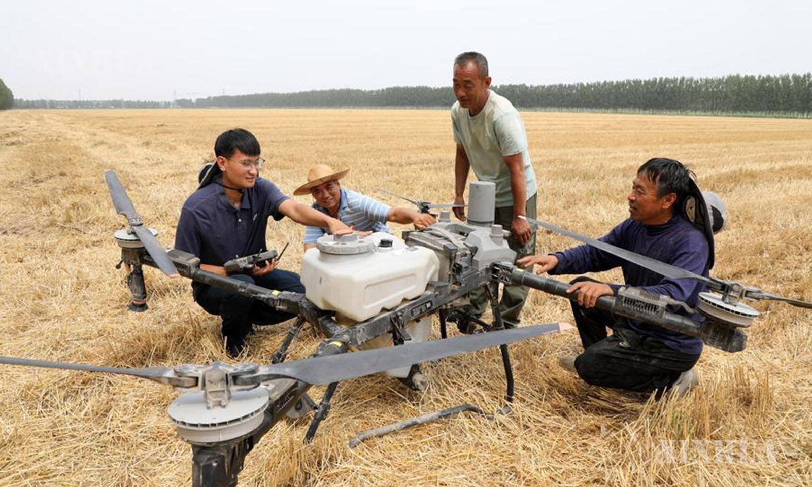 တရုတ်နိုင်ငံ အရှေ့ပိုင်း ဆန်းတုန်းပြည်နယ် ပေါ်ရှင်းခရိုင် ဟူပင်းမြို့နယ်တွင် ရွာသားများအား သစ်ပင်ကာကွယ်ရေးဒရုန်း အသုံးပြုနည်းသင်ကြားပြသနေသည့် ဟန်ရွယ်လွင့် (ဝဲဘက်ပထမ) ကို ၂၀၂၆ ခုနှစ် ဇွန် ၁၅ ရက်က တွေ့ရစဉ် (ဆင်ဟွာ)