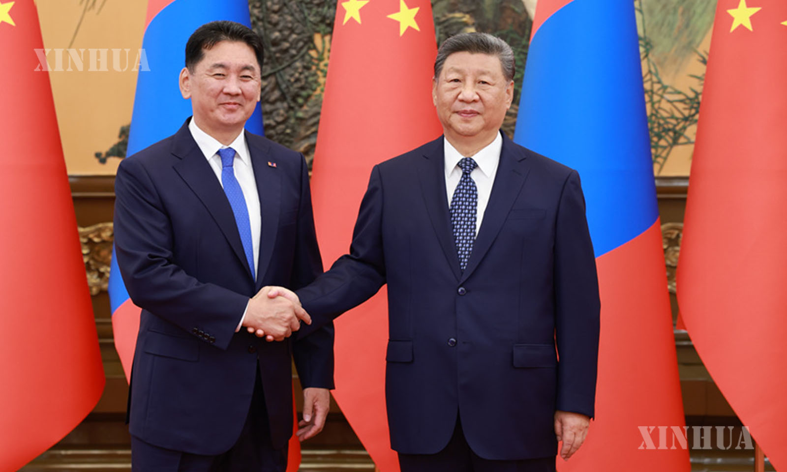 တရုတ်နိုင်ငံသမ္မတ ရှီကျင့်ဖိန်နှင့် တရုတ်နိုင်ငံသို့ လာရောက်၍ ၂၀၂၅ ခုနှစ် ရှန်ဟိုင်းပူးပေါင်းဆောင်ရွက်မှုအဖွဲ့ (SCO) ထိပ်သီးအစည်းအဝေး၊ တရုတ်ပြည်သူများ ဖက်ဆစ်ဂျပန် ခုခံတော်လှန်ရေးစစ်ပွဲနှင့် ကမ္ဘာ့ဖက်ဆစ်တော်လှန်ရေးစစ်ပွဲ အောင်နိုင်ခြင်း နှစ် ၈၀ ပြည့် အထိမ်းအမှတ် အခမ်းအနား တက်ရောက်နေသည့် မွန်ဂိုလီးယားနိုင်ငံ သမ္မတ Ukhnaa Khurelsukh တို့ ၂၀၂၅ ခုနှစ် စက်တင်ဘာ ၂ ရက် နံနက်ပိုင်းတွင် တရုတ်နိုင်ငံ ပေကျင်းမြို့ ပြည်သူ့ခန်းမဆောင်၌ တွေ့ဆုံနေစဉ် (ဆင်ဟွာ)