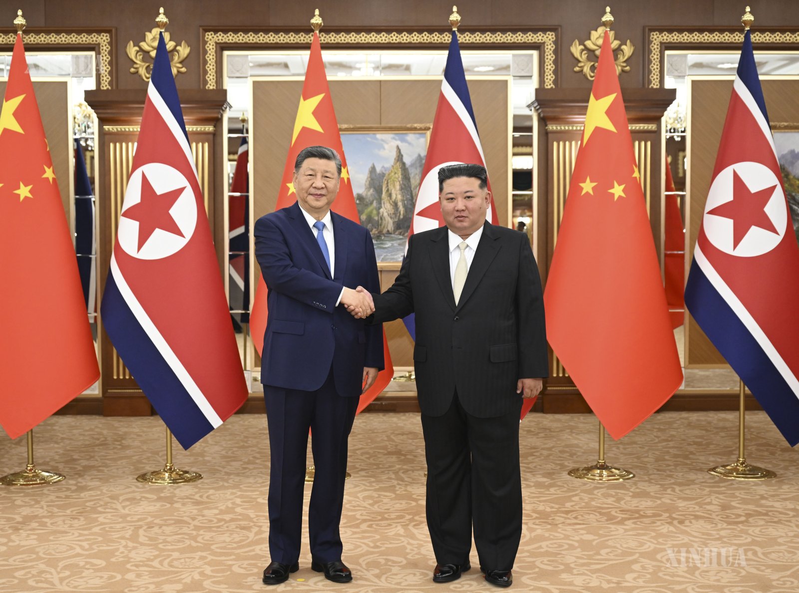 တရုတ်ကွန်မြူနစ်ပါတီ ဗဟိုကော်မတီ အထွေထွေအတွင်းရေးမှူးချုပ်၊ တရုတ်နိုင်ငံ သမ္မတ ရှီကျင့်ဖိန်နှင့်
မြောက်ကိုရီးယားနိုင်ငံ ကိုရီးယားအလုပ်သမားပါတီ (WPK) အထွေထွေအတွင်းရေးမှူးချုပ်၊ နိုင်ငံတော်ရေးရာ ကော်မရှင် ဥက္ကဋ္ဌ ကင်ဂျုံအန်းတို့ မြောက်ကိုရီးယားနိုင်ငံ ပြုံယမ်းမြို့ ကွမ်ဆူဆန် နိုင်ငံတော်ဧည့်ဂေဟာ၌ ဒေသစံတော်ချိန် ၂၀၂၆ ခုနှစ် ဇွန် ၈ ရက် ညနေပိုင်းက တွေ့ဆုံဆွေးနွေးစဉ် (ဆင်ဟွာ)