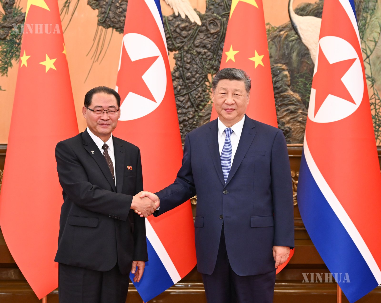တရုတ်ကွန်မြူနစ်ပါတီ (CPC) ဗဟိုကော်မတီ အထွေထွေအတွင်းရေးမှူးချုပ်၊ နိုင်ငံတော်သမ္မတ ရှီကျင့်ဖိန်နှင့် တရုတ်နိုင်ငံသို့ တရားဝင်ခရီးစဥ် ရောက်ရှိနေသည့် ကိုရီးယားအလုပ်သမားပါတီ (WPK) ဗဟိုကော်မတီ နိုင်ငံရေးဗျူရို အမြဲတမ်းကော်မတီဝင်၊ မြောက်ကိုရီးယား နိုင်ငံတော်ရေးရာ ကော်မရှင် ဒုတိယဥက္ကဋ္ဌ၊ အစိုးရအဖွဲ့ ဝန်ကြီးချုပ် Pak Thae Song တို့ တရုတ်နိုင်ငံ ပေကျင်းမြို့ ပြည်သူ့ခန်းမဆောင်တွင် ၂၀၂၆ ခုနှစ် ဇူလိုင် ၁၀ ရက် ညနေပိုင်းက တွေ့ဆုံဆွေးနွေးစဉ် (ဆင်ဟွာ)