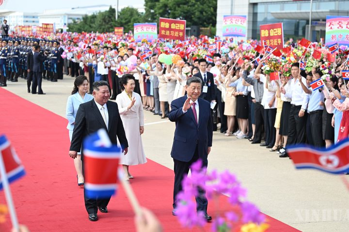 ရှီကျင့်ဖိန်နှင့် မြောက်ကိုရီးယားနိုင်ငံ ကိုရီးယားအလုပ်သမားပါတီ (WPK) ဗဟိုကော်မတီ အထွေထွေအတွင်းရေးမှူး၊ နိုင်ငံတော်ရေးရာ ကော်မရှင် ဥက္ကဋ္ဌ ကင်ဂျုံအန်း “တရုတ်-မြောက်ကိုရီးယား ချစ်ကြည်ရေး၊ ပူးပေါင်းဆောင်ရွက်ရေးနှင့် အပြန်အလှန် အထောက်အကူပေးရေး သဘောတူစာချုပ်” ချုပ်ဆိုခြင်း ၆၅ နှစ်မြောက် ဂုဏ်ပြုသဝဏ်လွှာအပြန်အလှန်ပေးပို့