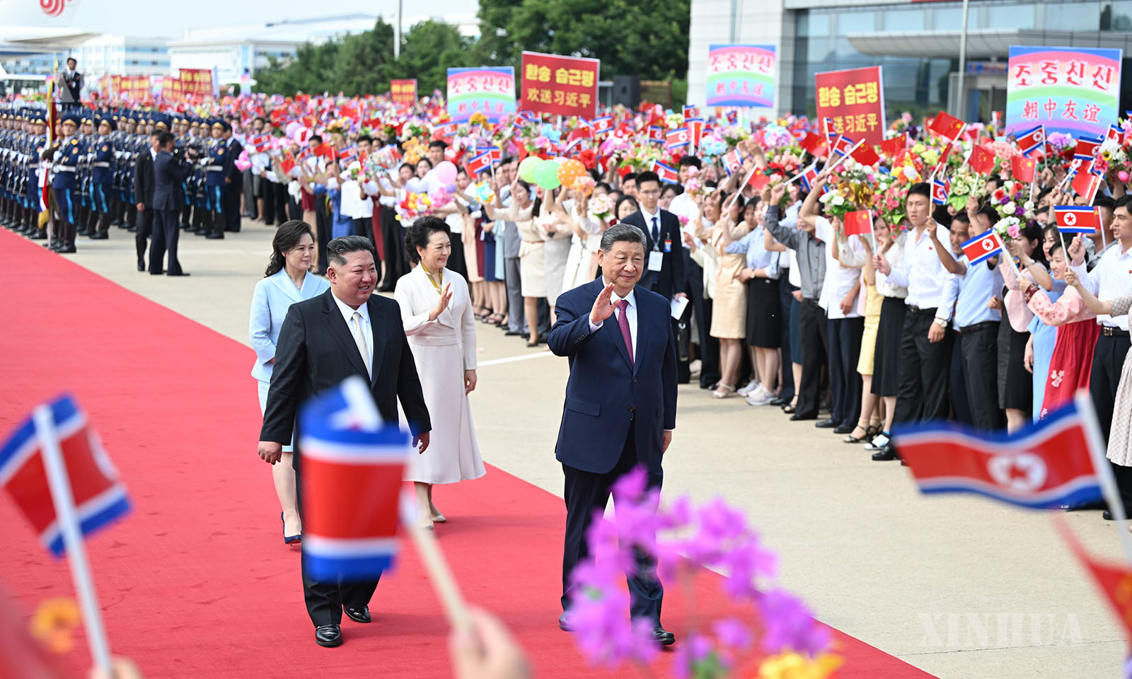 တရုတ်ကွန်မြူနစ်ပါတီ ဗဟိုကော်မတီ အထွေထွေအတွင်းရေးမှူးချုပ်၊ နိုင်ငံတော် သမ္မတ ရှီကျင့်ဖိန် မြောက်ကိုရီးယားနိုင်ငံတော်ခရီးစဉ် ပြီးဆုံး၍ ပြုံယမ်းမြို့မှ ထွက်ခွာရာတွင် မြောက်ကိုရီးယားနိုင်ငံ ကိုရီးယားအလုပ်သမားပါတီ (WPK) အထွေထွေအတွင်းရေးမှူးချုပ်၊ နိုင်ငံတော်ရေးရာ ကော်မရှင် ဥက္ကဋ္ဌ ကင်ဂျုံအန်းနှင့် ဇနီး ရီဆိုးလ်ဂျူတို့က လေဆိပ်သို့ လိုက်လံပို့ဆောင်ပေးခဲ့ပြီး ရှီကျင့်ဖိန်နှင့် ဇနီး ဖုန်လိယွမ်တို့အား ကြီးကျယ်ခမ်းနားသော နှုတ်ဆက်ပွဲအခမ်းအနားဖြင့် လိုက်ပါပို့ဆောင်နေသည်ကို ဒေသစံတော်ချိန် ၂၀၂၆ ခုနှစ် ဇွန် ၉ ရက် ညနေပိုင်းက တွေ့ရစဉ် (ဆင်ဟွာ)
