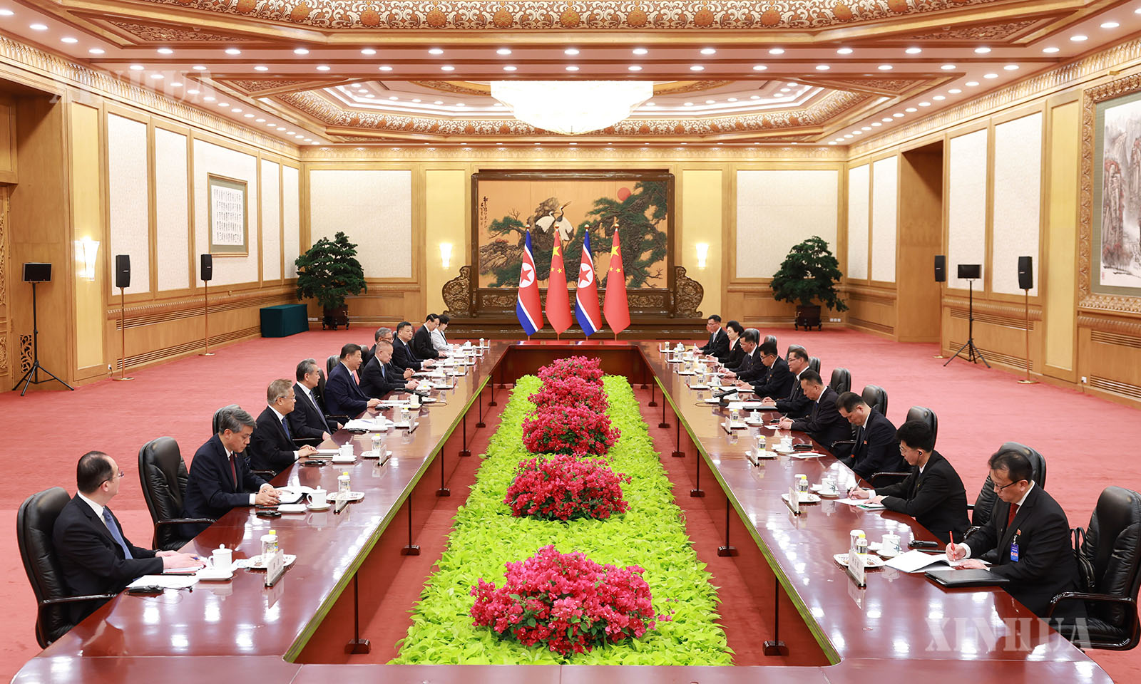 တရုတ်ကွန်မြူနစ်ပါတီ (CPC) ဗဟိုကော်မတီ အထွေထွေအတွင်းရေးမှူးချုပ်၊ နိုင်ငံတော်သမ္မတ ရှီကျင့်ဖိန်နှင့် တရုတ်နိုင်ငံသို့ တရားဝင်ခရီးစဥ် ရောက်ရှိနေသည့် ကိုရီးယားအလုပ်သမားပါတီ (WPK) ဗဟိုကော်မတီ နိုင်ငံရေးဗျူရို အမြဲတမ်းကော်မတီဝင်၊ မြောက်ကိုရီးယား နိုင်ငံတော်ရေးရာ ကော်မရှင်ဒုတိယဥက္ကဋ္ဌ၊ အစိုးရအဖွဲ့ ဝန်ကြီးချုပ် Pak Thae Song တို့ တရုတ်နိုင်ငံ ပေကျင်းမြို့ ပြည်သူ့ခန်းမဆောင်တွင် ၂၀၂၆ ခုနှစ် ဇူလိုင် ၁၀ ရက် ညနေပိုင်းက တွေ့ဆုံဆွေးနွေးစဉ် (ဆင်ဟွာ)