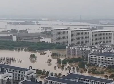 တရုတ်နိုင်ငံ တောင်ပိုင်း ကွမ်ရှီးဒေသရှိ ရေဘေးကူညီကယ်ဆယ်ရေးလုပ်ငန်းများတွင် စေတနာ့ဝန်ထမ်းများက အင်တိုက်အားတိုက် ပါဝင်ကူညီ
