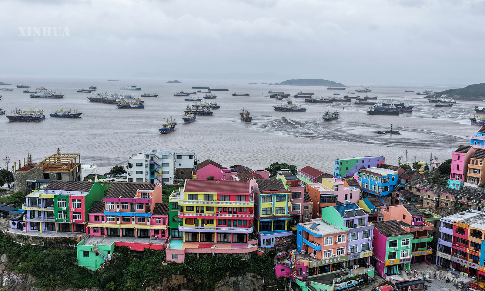 တရုတ်နိုင်ငံ ကျဲ့ကျန်းပြည်နယ်၊ ထိုင်ကျိုးမြို့ ဝန်းလျင်ခရိုင်အဆင့်မြို့ ရှီထန်မြို့နယ် တုန်းဟိုင်ကျေးရွာရှိ ရော့ဆန်းဗဟိုငါးဖမ်းဆိပ်ကမ်းတွင် ငါးဖမ်းလှေ အစင်းရေ ၇၀၀ ကျော် ခိုလှုံရန် ရပ်နားထားသည်ကို ၂၀၂၆ ခုနှစ် ဇူလိုင် ၁၁ ရက်က တွေ့ရစဉ် (ဆင်ဟွာ)