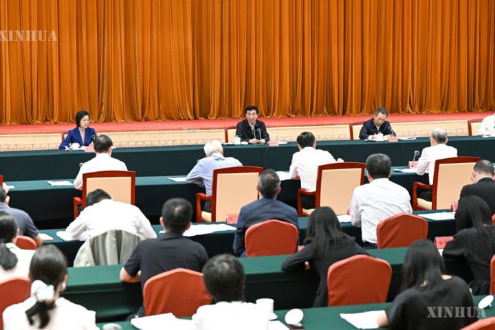 တရုတ်နိုင်ငံ၏ ထိပ်တန်း နိုင်ငံရေးအတိုင်ပင်ခံပုဂ္ဂိုလ်က စက်မှုလုပ်ငန်းစနစ် ခေတ်မီအသွင်ပြောင်းခြင်းကို အလေးထားပြောဆို