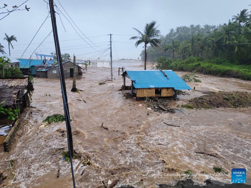 ဖိလစ်ပိုင်နိုင်ငံ Catanduanes ပြည်နယ်တွင် Fung-wong တိုင်ဖွန်းမုန်တိုင်းတိုက်ခတ်ပြီးနောက် ရေကြီးရေလျှံနေသည့်ဧရိယာတစ်ခုကို ၂၀၂၅ ခုနှစ် နိုဝင်ဘာ ၉ ရက်က တွေ့ရစဉ် (ဓာတ်ပုံ-Catanduanes LGU/Handout via Xinhua)