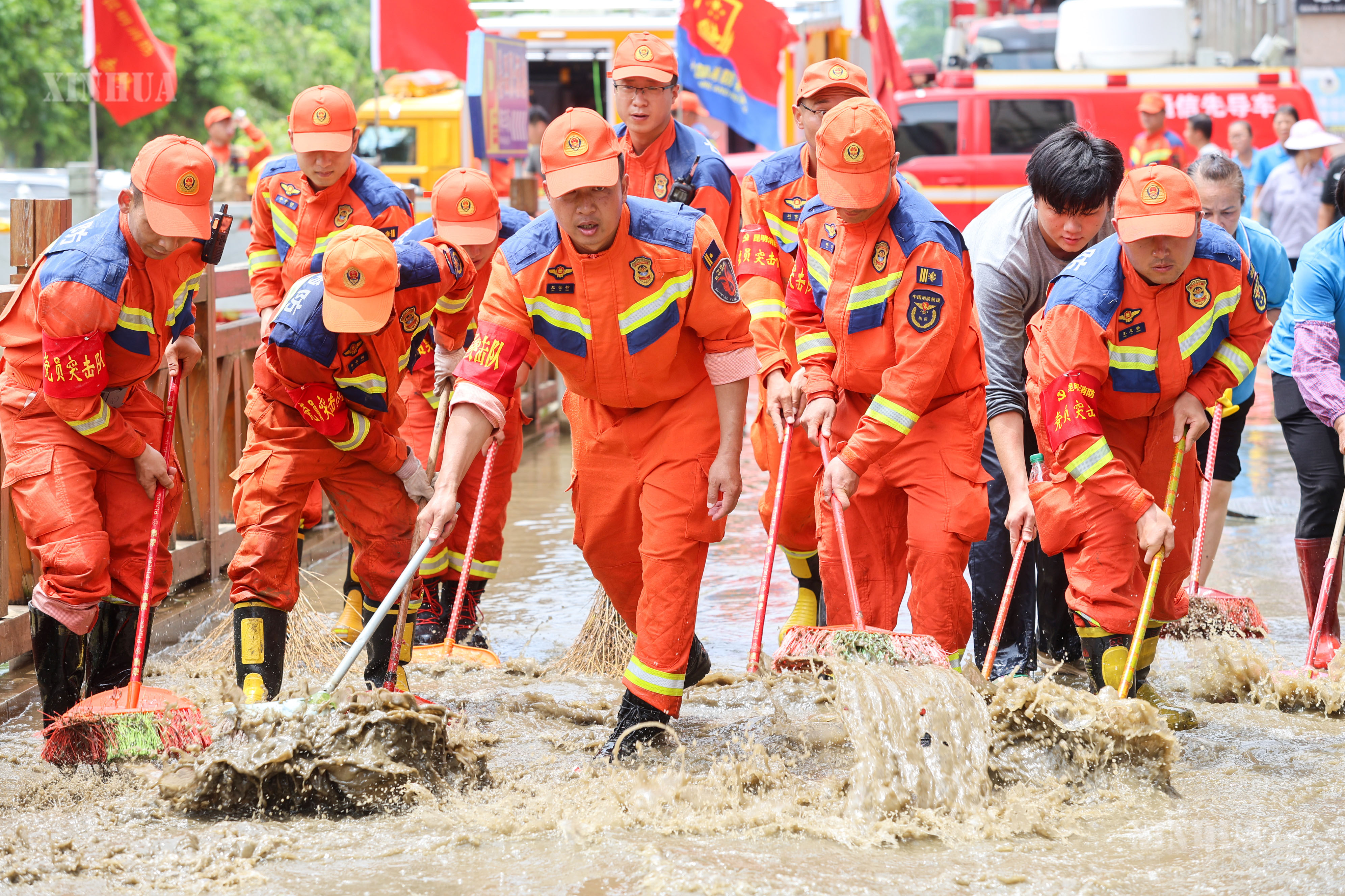 တရုတ်နိုင်ငံ ကွမ်ရှီးဒေသ ကွေ့ကန်မြို့ လူနေရပ်ကွက်တစ်ခုအပြင်တွင် ကယ်ဆယ်ရေးတာဝန် လာရောက်ထမ်းဆောင်သည့် ယူနန်ပြည်နယ် ကူမင်းမြို့ မီးသတ်ကယ်ဆယ်ရေးအဖွဲ့ခွဲမှ အဖွဲ့ဝင်များက ရွှံ့မြေများနှင့် ရေများအား ရှင်းလင်းနေသည်ကို ၂၀၂၆ ခုနှစ် ဇူလိုင် ၁၁ ရက်က တွေ့မြင်ရစဉ် (ဆင်ဟွာ)