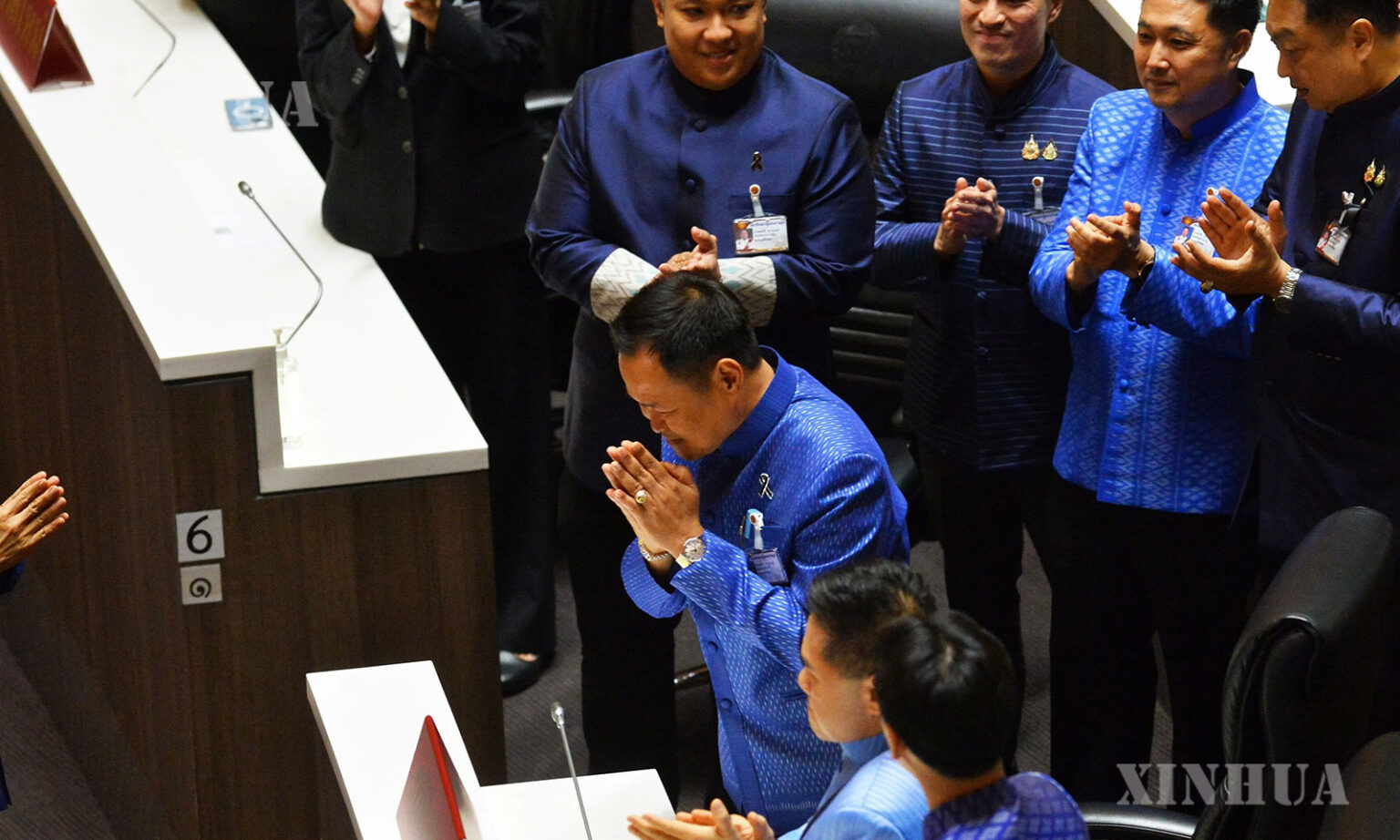 ထိုင်းနိုင်ငံ ဘန်ကောက်မြို့ရှိ ပါလီမန်အဆောက်အအုံ၌ ထိုင်းနိုင်ငံ ဝန်ကြီးချုပ်အဖြစ် ထပ်မံရွေးကောက်ခံရပြီးနောက် အောင်ပွဲခံနေသည့် ဘွန်ဂျိုင်ထိုင်းပါတီ ကိုယ်စားလှယ်လောင်း အနူတင် ချန်ဗီရာကူးလ် (အလယ်) အား
၂၀၂၆ ခုနှစ် မတ် ၁၉ ရက်က တွေ့ရစဉ် (ဆင်ဟွာ)