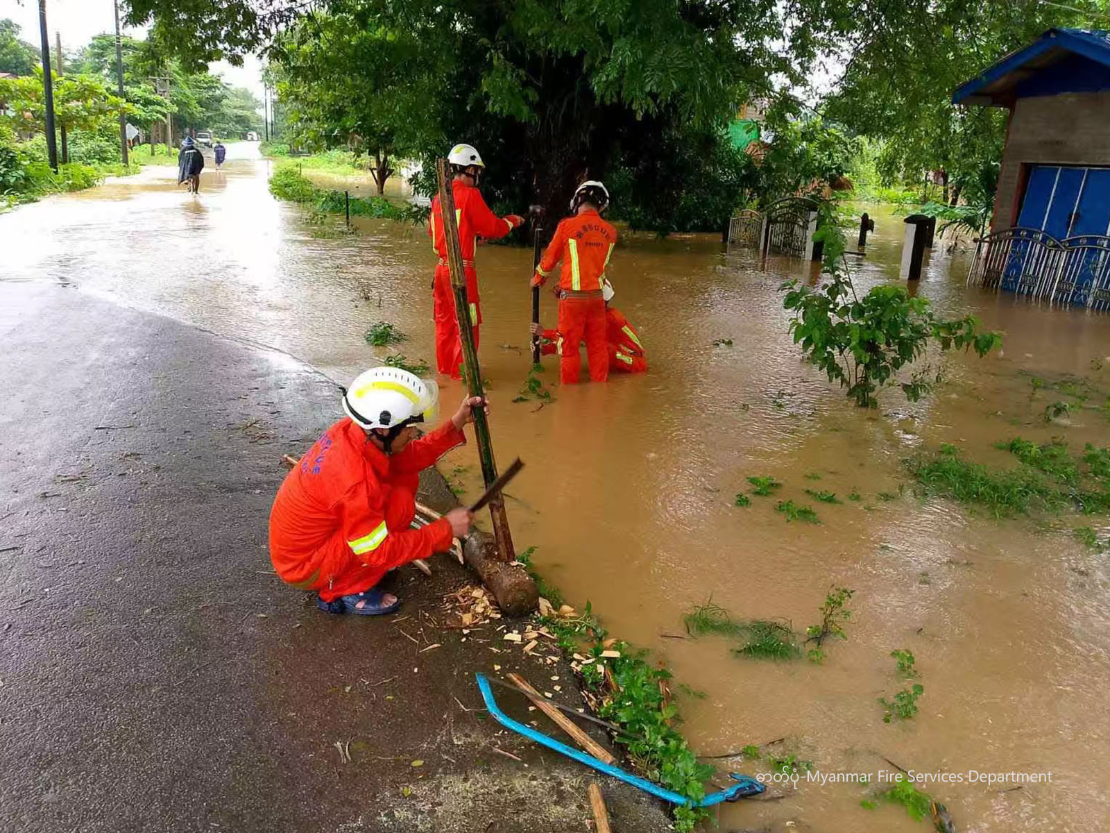 မြန်မာနိုင်ငံ မွန်ပြည်နယ်အတွင်း ရေဘေးသင့်ပြည်သူများအား ကယ်ဆယ်ရေးဆောင်ရွက်စဉ်(ဓာတ်ပုံ-Myanmar Fire Services Department)