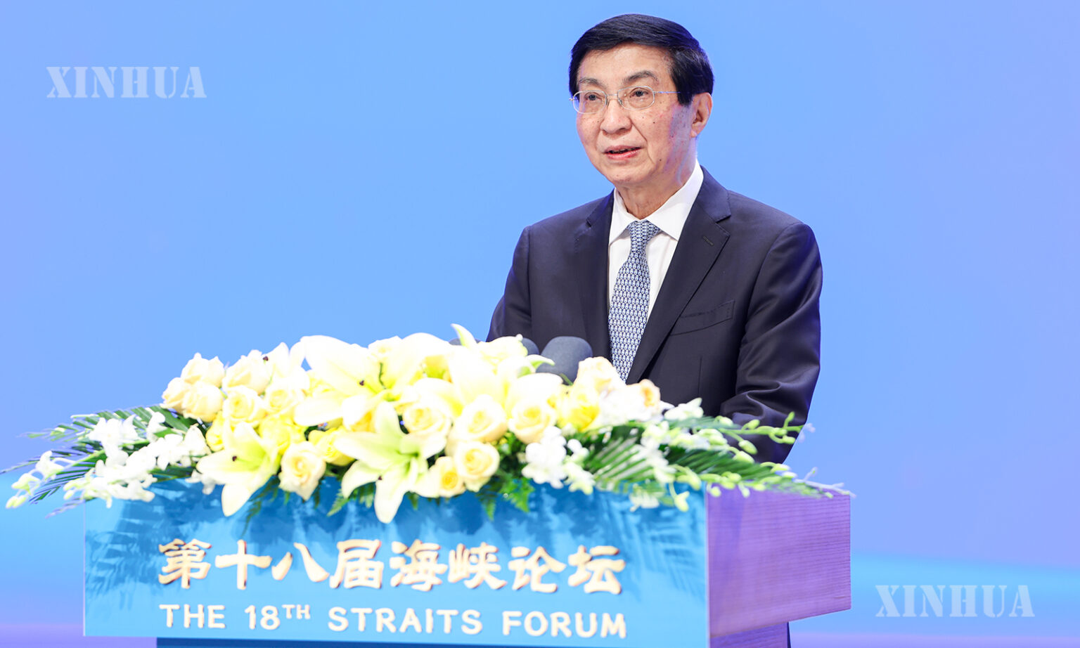 တရုတ်ကွန်မြူနစ်ပါတီ ဗဟိုကော်မတီ နိုင်ငံရေးဗျူရို အမြဲတမ်းကော်မတီဝင်၊ တရုတ်ပြည်သူ့ နိုင်ငံရေးအတိုင်ပင်ခံကွန်ဖရင့် ပြည်လုံးဆိုင်ရာကော်မတီ ဥက္ကဋ္ဌ ဝမ်ဟုနင် တရုတ်နိုင်ငံ အရှေ့တောင်ပိုင်း ဖူကျန့်ပြည်နယ် ရှမန်မြို့တွင် ကျင်းပသည့် ၁၈ ကြိမ်မြောက် ရေလက်ကြားဖိုရမ်၌ အမှာစကားပြောကြားနေပုံကို ၂၀၂၆ ခုနှစ် ဇွန် ၁၃ ရက်က
တွေ့ရစဉ် (ဆင်ဟွာ)