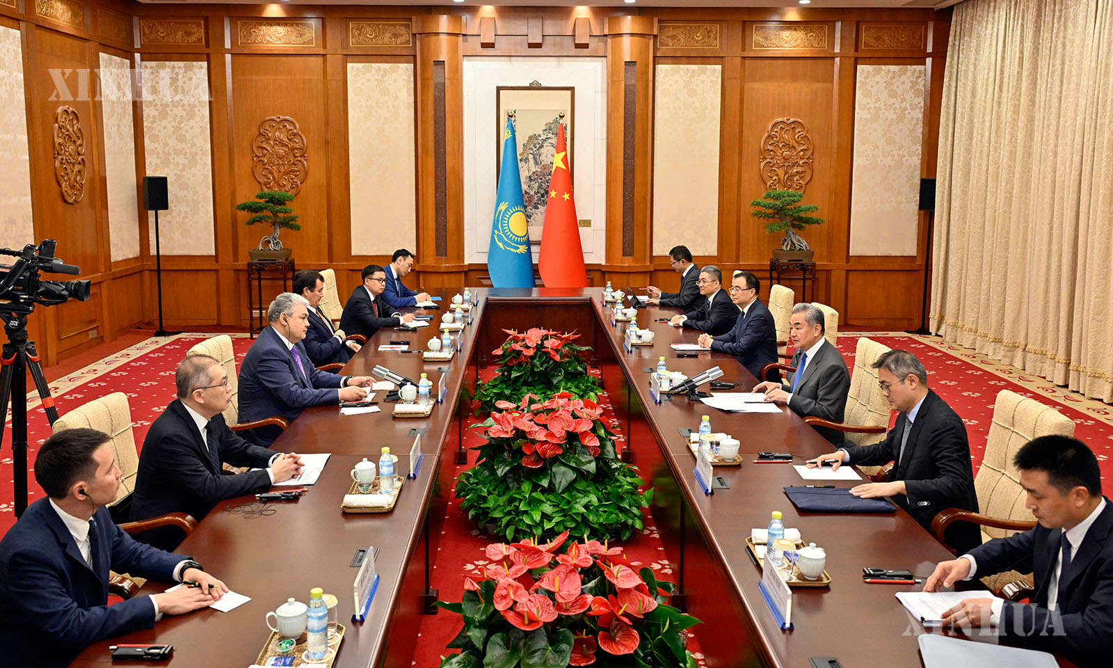 တရုတ်ကွန်မြူနစ်ပါတီ ဗဟိုကော်မတီ နိုင်ငံရေးဗျူရိုအဖွဲ့ဝင်၊ နိုင်ငံခြားရေးဝန်ကြီး ဝမ်ရိနှင့် 
ကာဇက်စတန်နိုင်ငံခြားရေးဝန်ကြီး Yermek Kosherbayev တို့ ၂၀၂၆ ခုနှစ် ဇူလိုင် ၁၃ ရက်က 
တရုတ်နိုင်ငံ ပေကျင်းမြို့၌ တွေ့ဆုံဆွေးနွေးစဉ် (ဆင်ဟွာ)