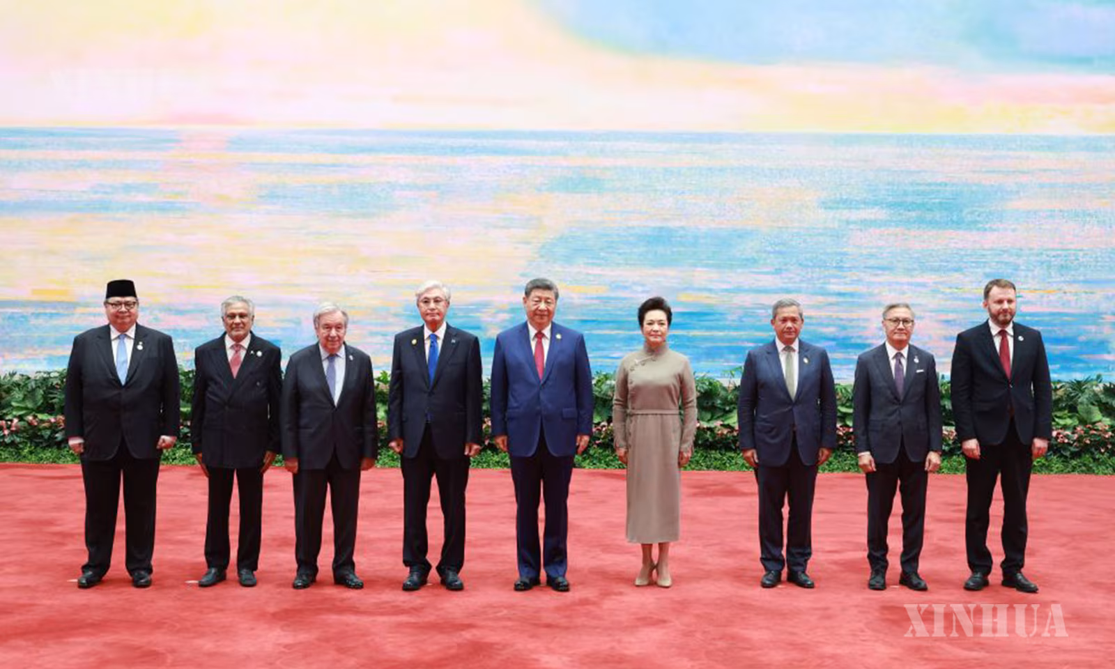 တရုတ်နိုင်ငံ သမ္မတ ရှီကျင့်ဖိန်နှင့် ဇနီး ဖုန်လိယွမ်တို့က တရုတ်နိုင်ငံ အရှေ့ပိုင်း ရှန်ဟိုင်းမြို့၌ ကျင်းပသည့် ၂၀၂၆ ခုနှစ် ကမ္ဘာ့ ဉာဏ်ရည်တု ညီလာခံနှင့် ဉာဏ်ရည်တုကဏ္ဍ ကမ္ဘာလုံးဆိုင်ရာစီမံခန့်ခွဲမှု အဆင့်မြင့်အစည်းအဝေး တက်ရောက်ရန် ရောက်ရှိလာသော နိုင်ငံတကာမှ ဂုဏ်သရေရှိ ဧည့်သည်တော်များအား ဂုဏ်ပြုညစာစားပွဲဖြင့် ကြိုဆိုဧည့်ခံနေပုံကို ၂၀၂၆ ခုနှစ် ဇူလိုင် ၁၆ ရက်က တွေ့ရစဉ် (ဆင်ဟွာ)