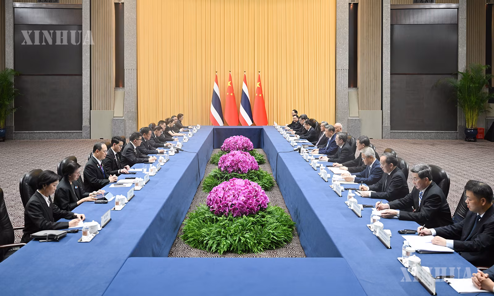 တရုတ်နိုင်ငံ သမ္မတ ရှီကျင့်ဖိန်နှင့် ၂၀၂၆ ခုနှစ် ကမ္ဘာ့ဉာဏ်ရည်တု ညီလာခံနှင့် ဉာဏ်ရည်တုကဏ္ဍ ကမ္ဘာလုံးဆိုင်ရာ စီမံခန့်ခွဲမှု အဆင့်မြင့်အစည်းအဝေး တက်ရောက်ကာ တရားဝင်ခရီးစဉ်အဖြစ် တရုတ်နိုင်ငံသို့ လာရောက်သည့် ထိုင်းနိုင်ငံ ဝန်ကြီးချုပ် အနူတင်တို့ ၂၀၂၆ ခုနှစ် ဇူလိုင် ၁၇ ရက် ညနေပိုင်းတွင် တရုတ်နိုင်ငံ ရှန်ဟိုင်းမြို့ ရှီးကျောင်းနိုင်ငံတော်ဧည့်ဂေဟာ၌ တွေ့ဆုံစဉ် (ဆင်ဟွာ)
