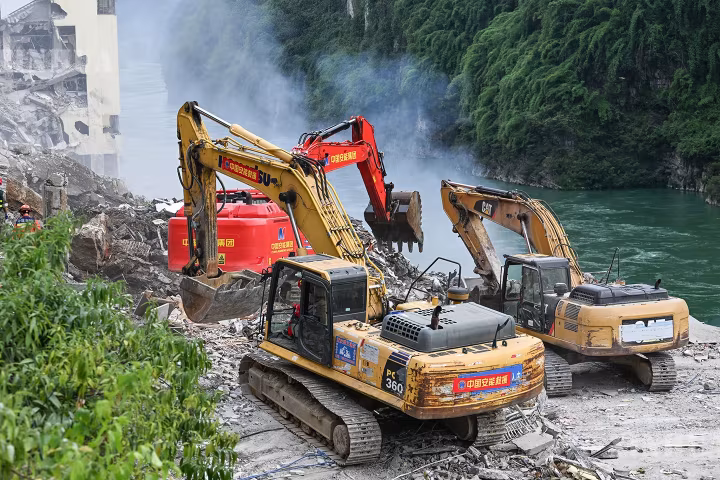 ရှီကျင့်ဖိန်က ချုံချင့်မြို့ ဖုန်ဆွေခရိုင်တွင် တောင်ပြိုမှုနှင့်စပ်လျဉ်း၍ အရေးကြီးလမ်းညွှန်ချက်ပေး၊ လီချန် ညွှန်ကြားချက် ထုတ်ပြန်