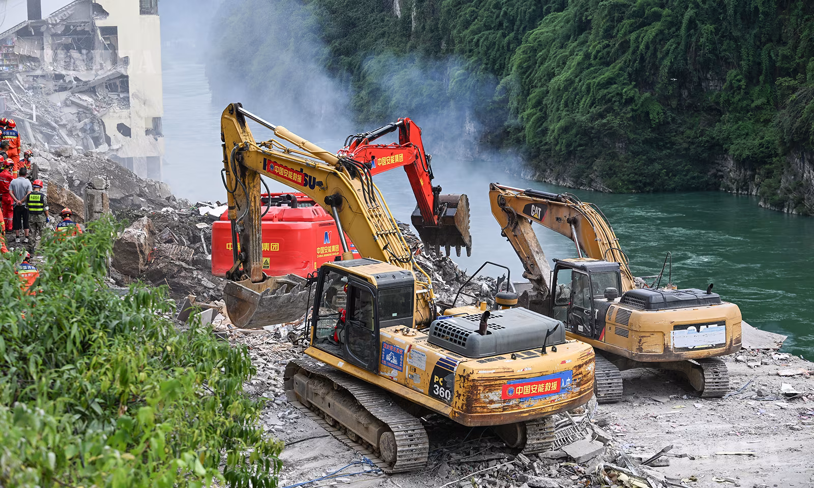တရုတ်နိုင်ငံ ချုံချင့်မြို့ ဖုန်ဆွေခရိုင် တောင်ပြိုကျမှုဖြစ်ပွားရာနေရာတွင် ရှာဖွေကယ်ဆယ်ရေးလုပ်ငန်း လုပ်ဆောင်နေကြသည်ကို ၂၀၂၆ ခုနှစ်
ဇူလိုင် ၁၇ ရက်က တွေ့ရစဉ် (ဆင်ဟွာ)