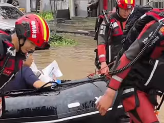 ရေကြီးရေလျှံမှုများကြောင့် ပိတ်မိနေသော ကိုယ်ဝန်ဆောင်သည်အမျိုးသမီးတစ်ဦးကို မီးသတ်သမားများ ကူညီကယ်ဆယ်
