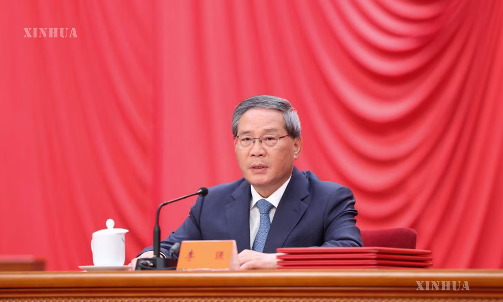 တရုတ်နိုင်ငံ မြို့တော်ပေကျင်းရှိ ပြည်သူ့ခန်းမဆောင်၌ အမျိုးသားသိပ္ပံနှင့်နည်းပညာဆု ချီးမြှင့်ပေးအပ်ပွဲ၊ တရုတ်သိပ္ပံအကယ်ဒမီ (CAS) နှင့် တရုတ်အင်ဂျင်နီယာအကယ်ဒမီ (CAE) ၏ အဖွဲ့ဝင်များအစည်းအဝေး၊ တရုတ်သိပ္ပံနှင့်နည်းပညာအသင်း၏ ၁၁ ကြိမ်မြောက် အမျိုးသားကွန်ဂရက်တို့ ပါဝင်သော အစည်းအဝေးအား တရုတ်နိုင်ငံ ဝန်ကြီးချုပ် လီချန် သဘာပတိအဖြစ် ကြီးမှူးကျင်းပနေပုံကို ၂၀၂၆ ခုနှစ် ဇူလိုင် ၈ ရက်က တွေ့ရစဉ် (ဆင်ဟွာ)