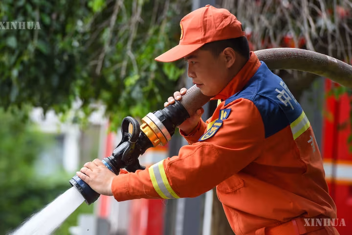 ကျီလျင်ပြည်နယ် သွန်းဟွမြို့တွင် ပုံမှန်လူနေမှုဘဝ အမြန်ဆုံး ပြန်လည်စတင်နိုင်ရန် ရွှံ့သဲနှင့် အတားအဆီးများ ဖယ်ရှားခြင်း၊ ဘေးအန္တရာယ် ဖြစ်စေနိုင်သည်များကို စစ်ဆေးရှာဖွေခြင်းတို့ကို ဘက်ပေါင်းစုံ စုပေါင်းအင်အားဖြင့် လုပ်ဆောင်လျက်ရှိ