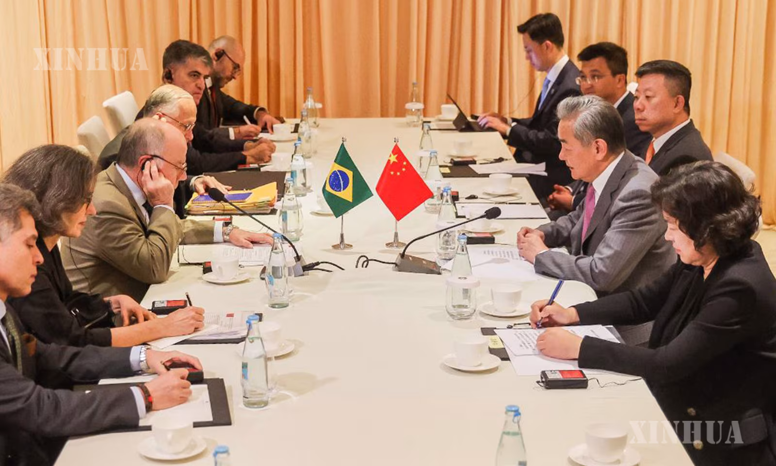 တရုတ်ကွန်မြူနစ်ပါတီ ဗဟိုကော်မတီ နိုင်ငံရေးဗျူရိုအဖွဲ့ဝင်၊ တရုတ်နိုင်ငံခြားရေးဝန်ကြီး ဝမ်ရိ ဖိလစ်ပိုင်နိုင်ငံ မနီလာမြို့တွင် ဘရာဇီးနိုင်ငံခြားရေးဝန်ကြီး မော်ရို ဗီယေရာနှင့် ၂၀၂၆ ခုနှစ် ဇူလိုင် ၂၂ ရက်က တွေ့ဆုံစဉ် (ဆင်ဟွာ)